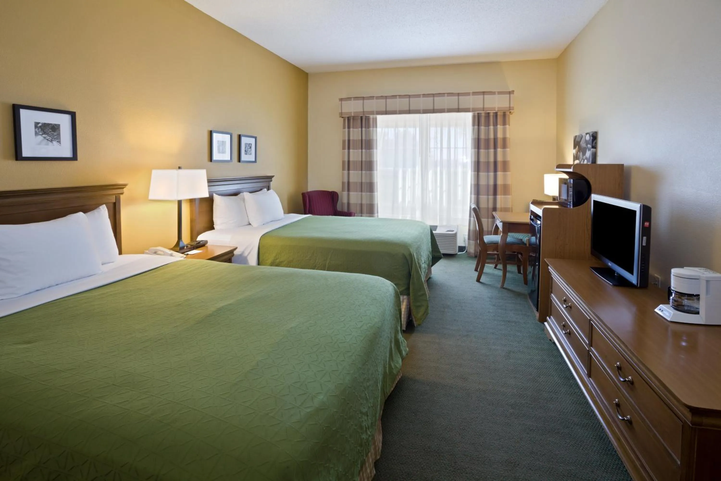 Bed in Country Inn & Suites by Radisson, Salina, KS