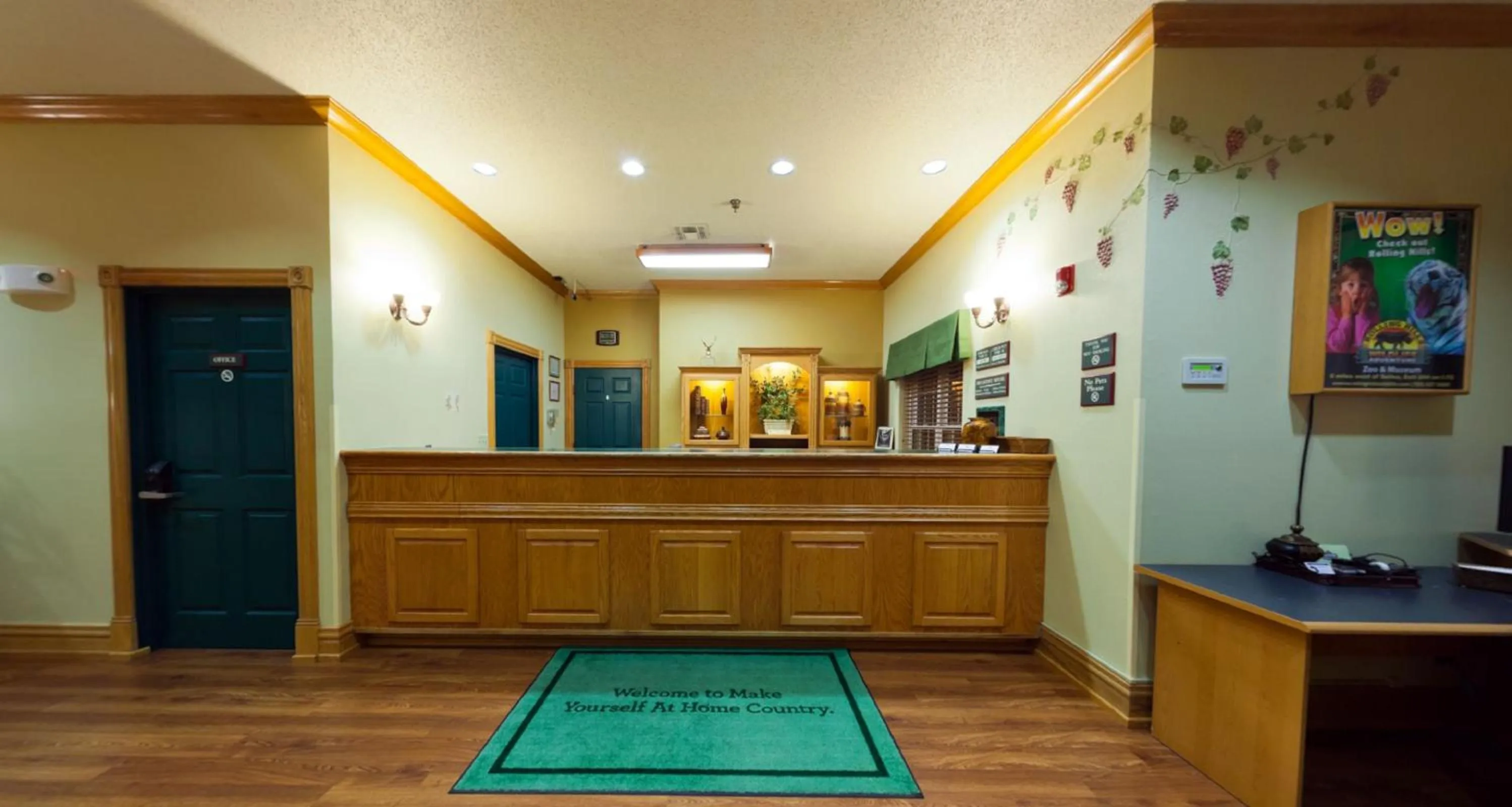 Lobby or reception in Country Inn & Suites by Radisson, Salina, KS