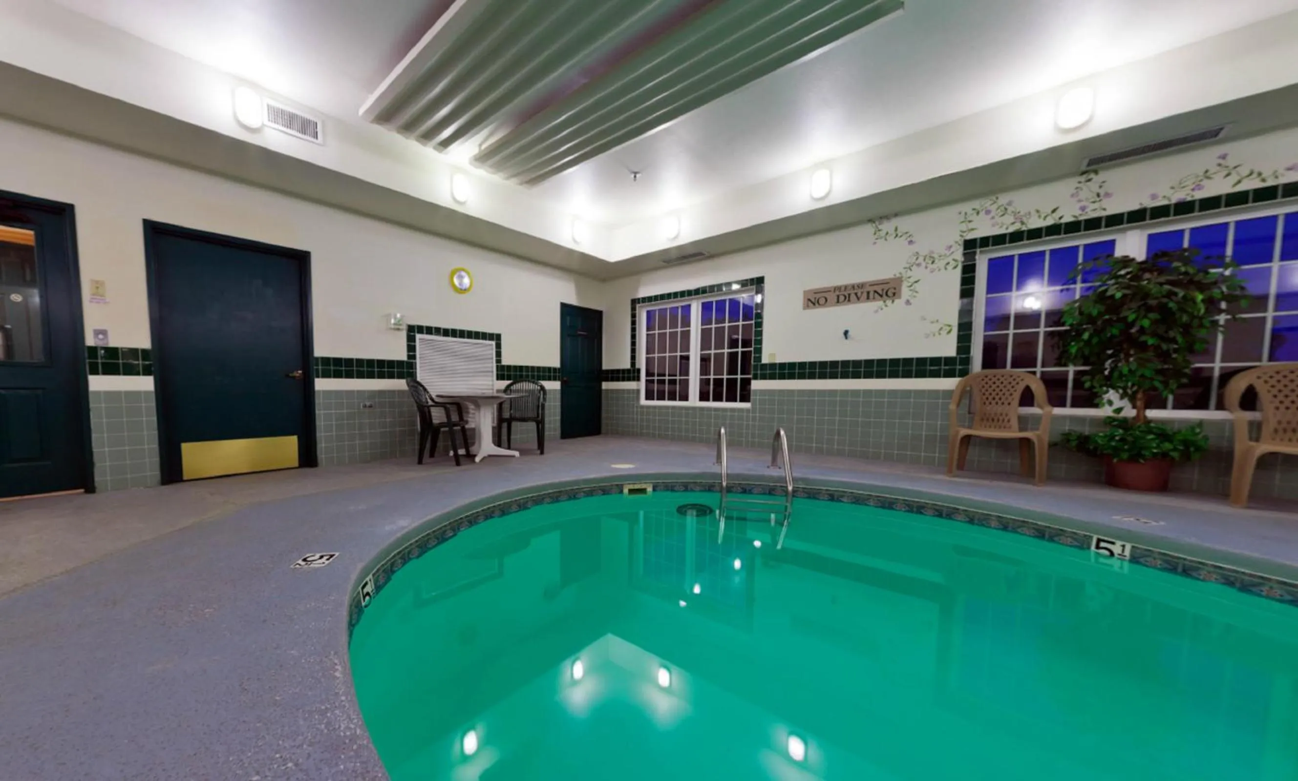 Swimming pool in Country Inn & Suites by Radisson, Salina, KS