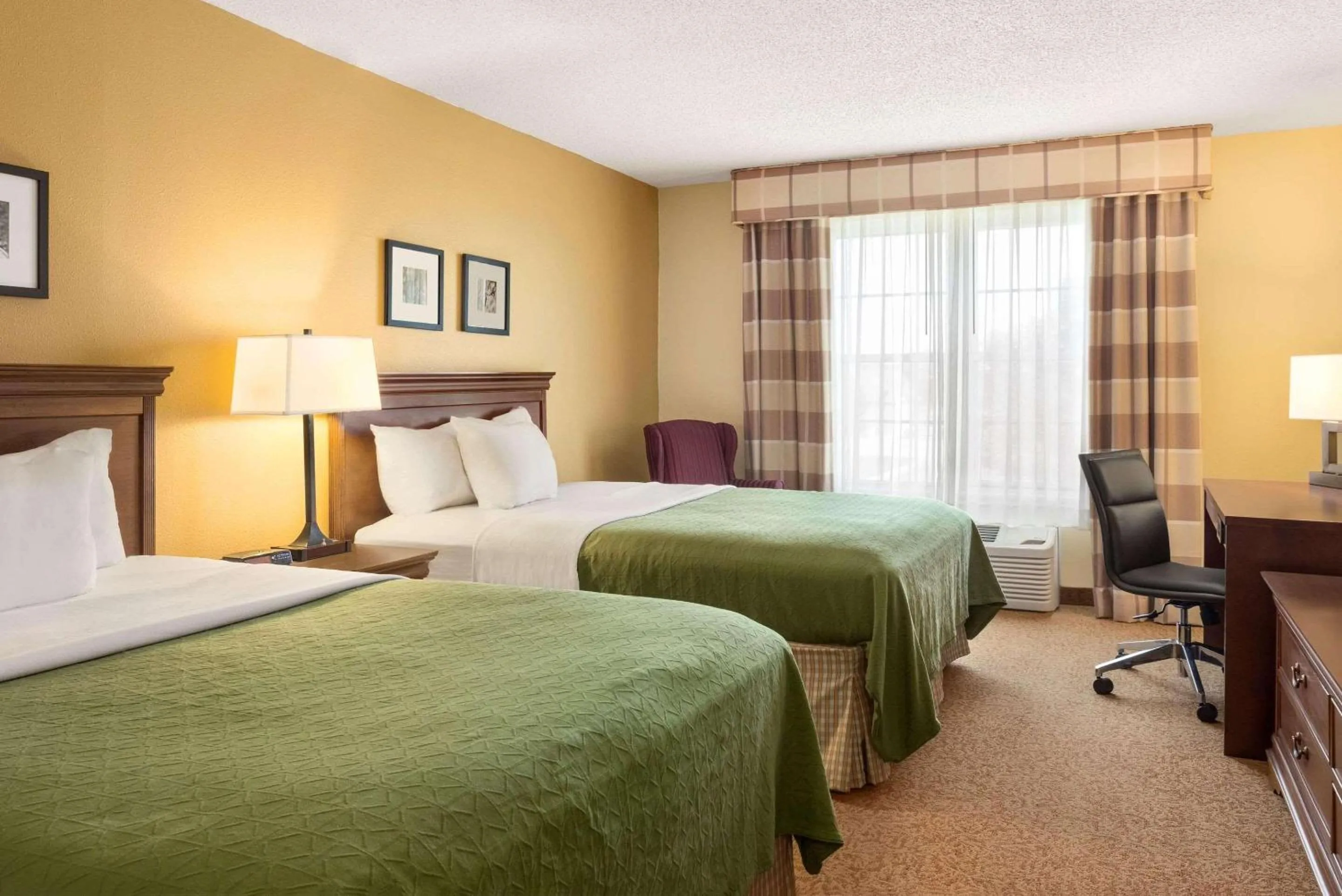Bedroom, Bed in Country Inn & Suites by Radisson, Salina, KS