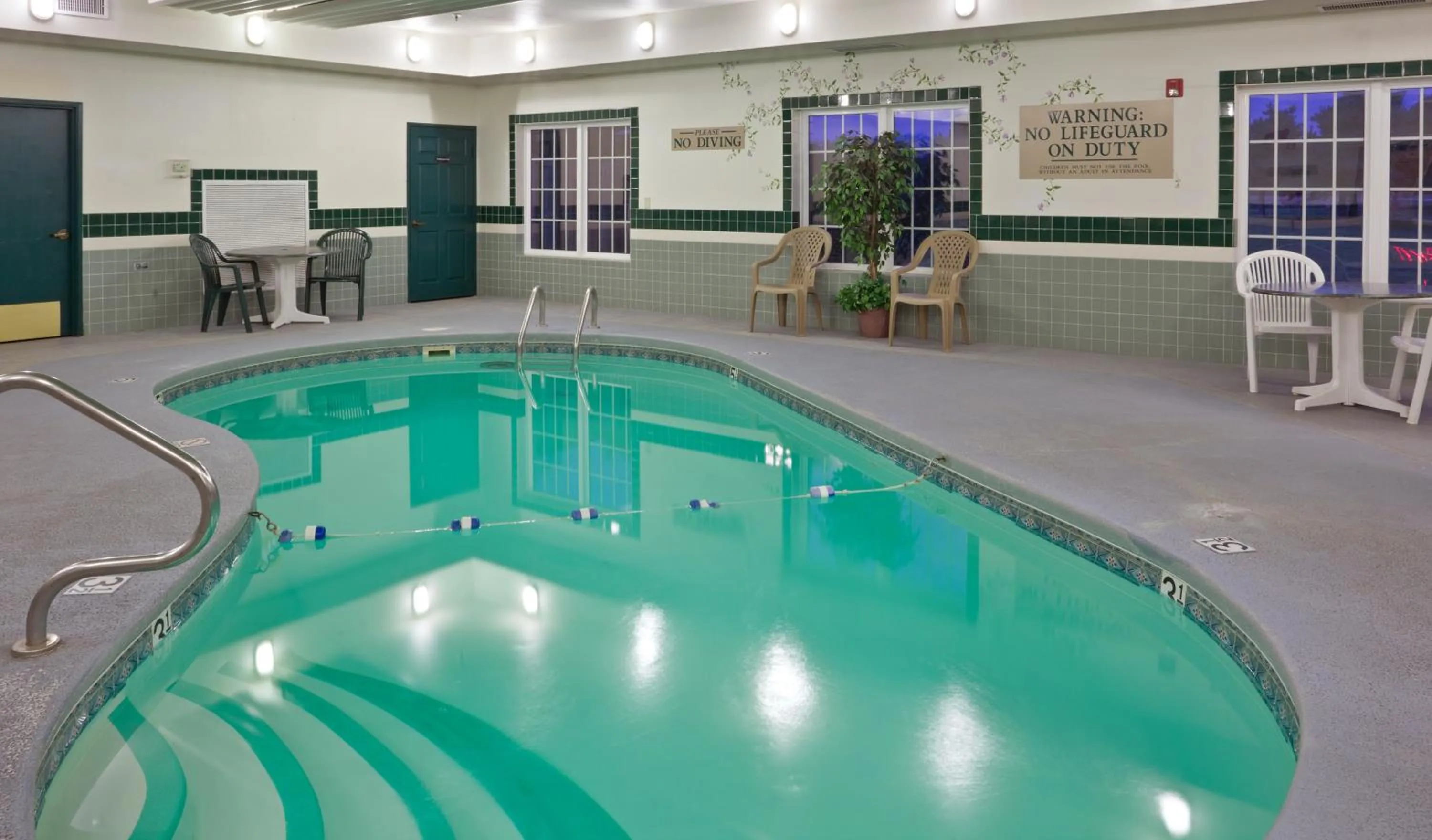 Swimming pool in Country Inn & Suites by Radisson, Salina, KS