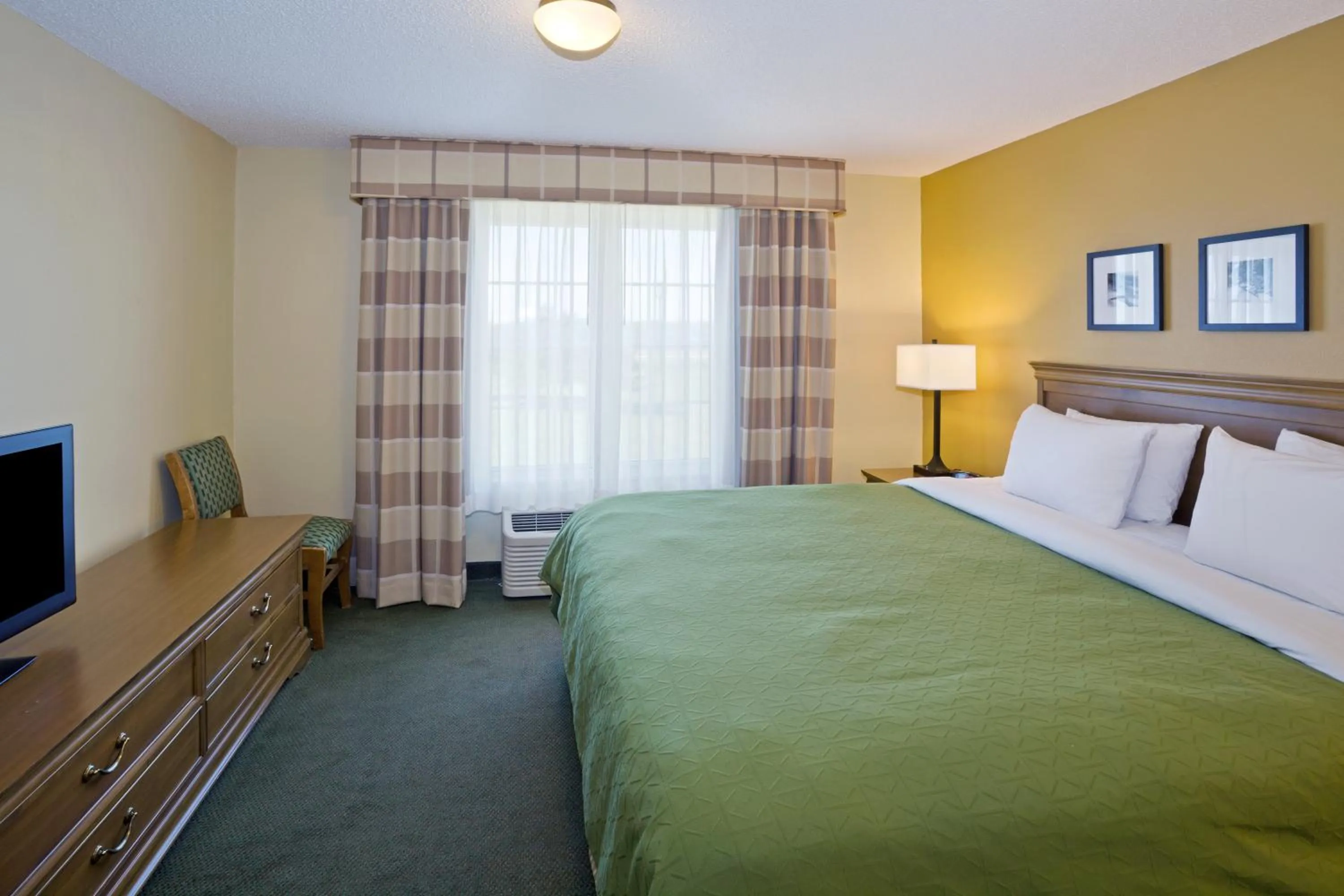 Bed in Country Inn & Suites by Radisson, Salina, KS