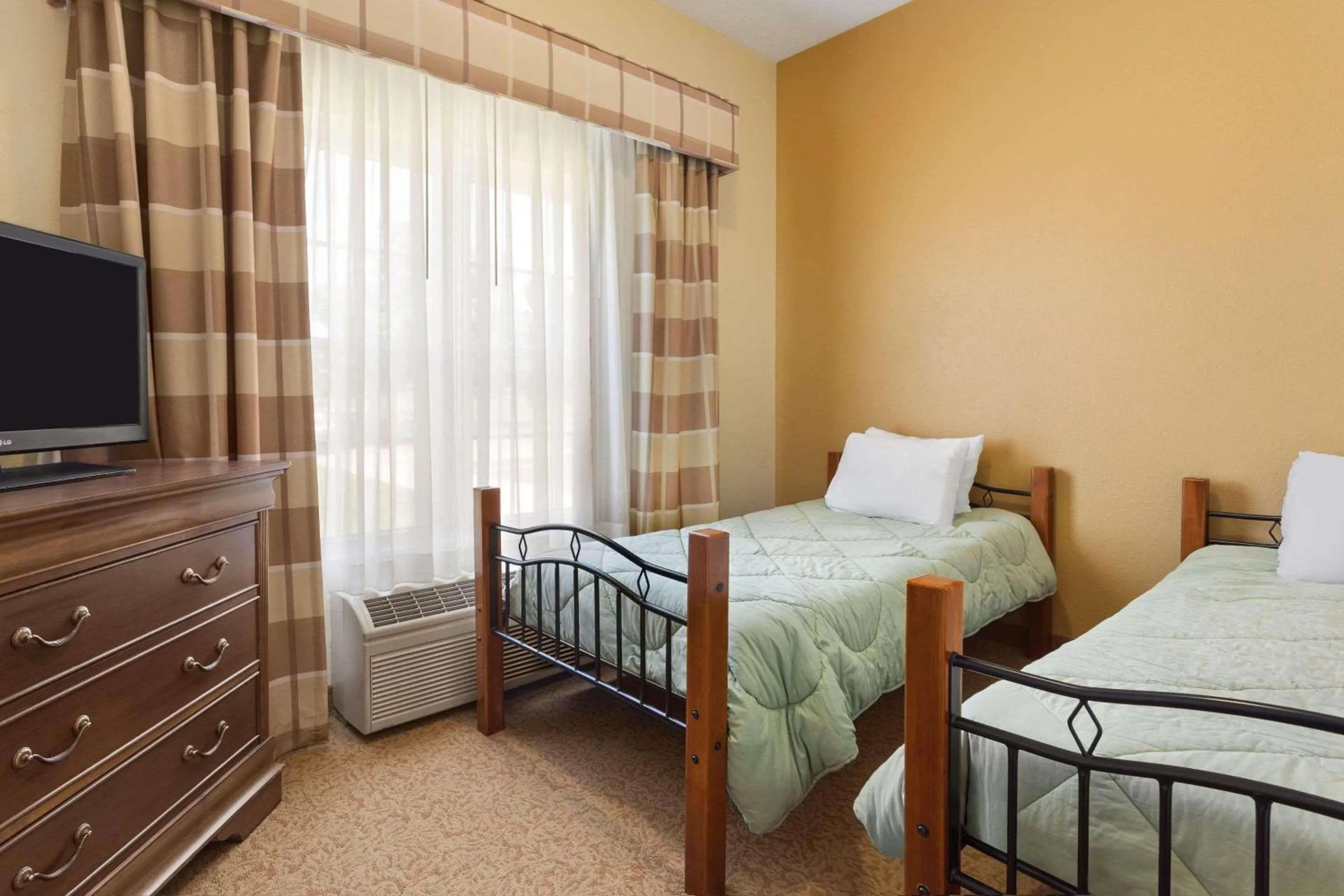 Bedroom, Bed in Country Inn & Suites by Radisson, Salina, KS