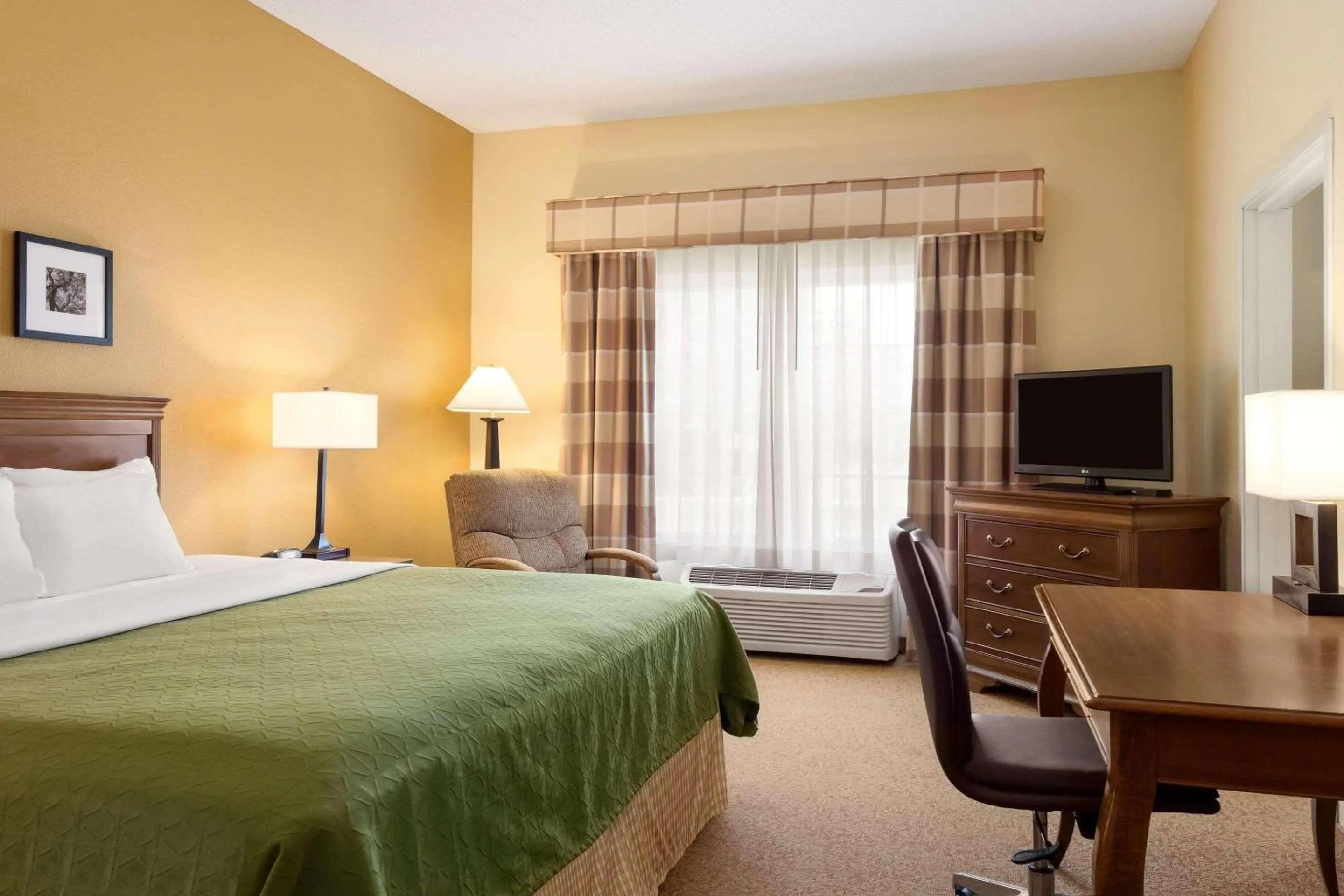 Bedroom, Bed in Country Inn & Suites by Radisson, Salina, KS