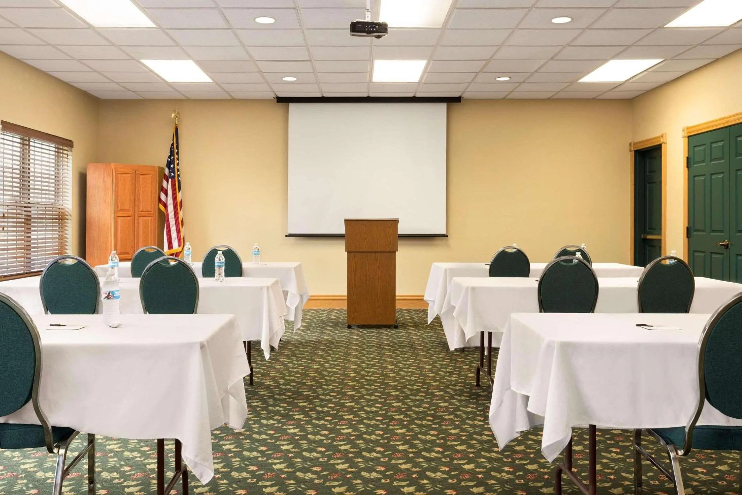 Meeting/conference room in Country Inn & Suites by Radisson, Salina, KS