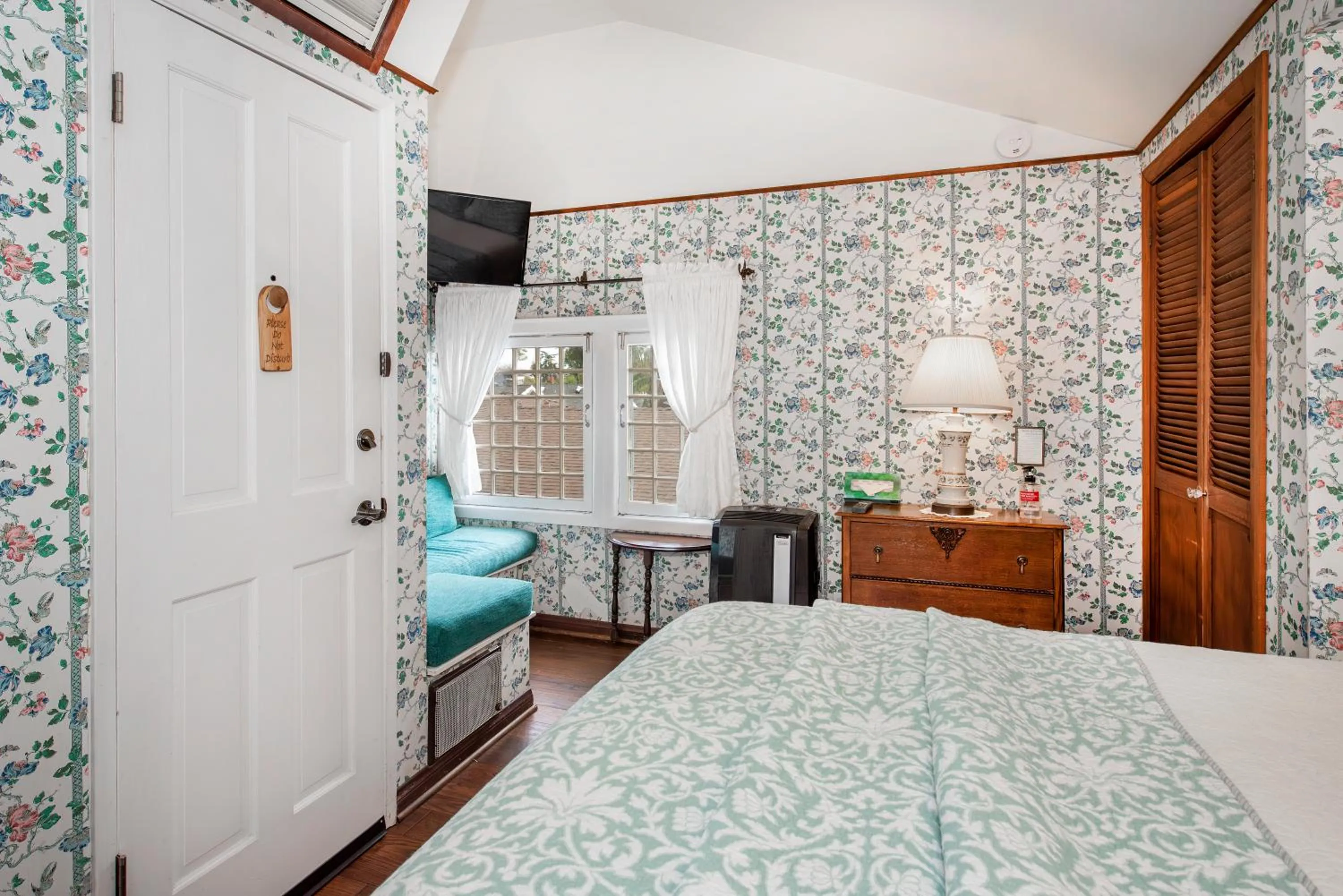 Seating area, Bed in Bath Street Inn