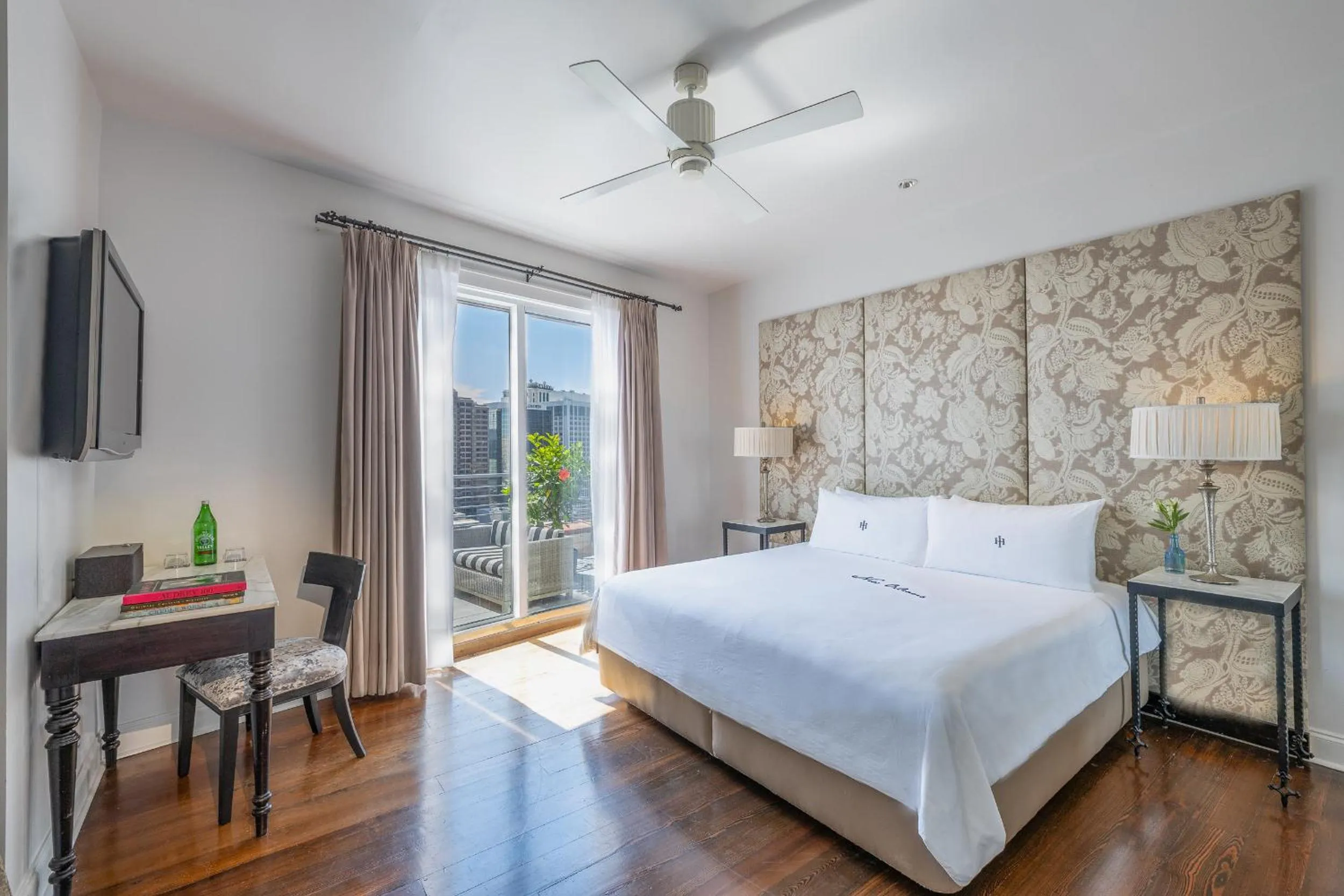 Bedroom, Bed in International House Hotel