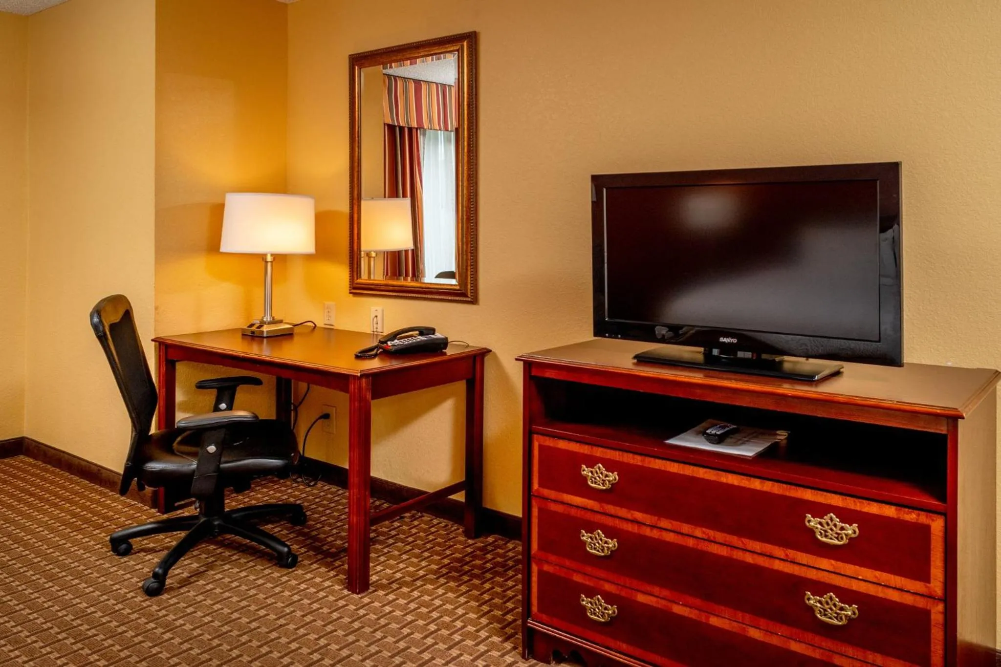 Photo of the whole room in Holiday Inn Express and Suites Hazard by IHG