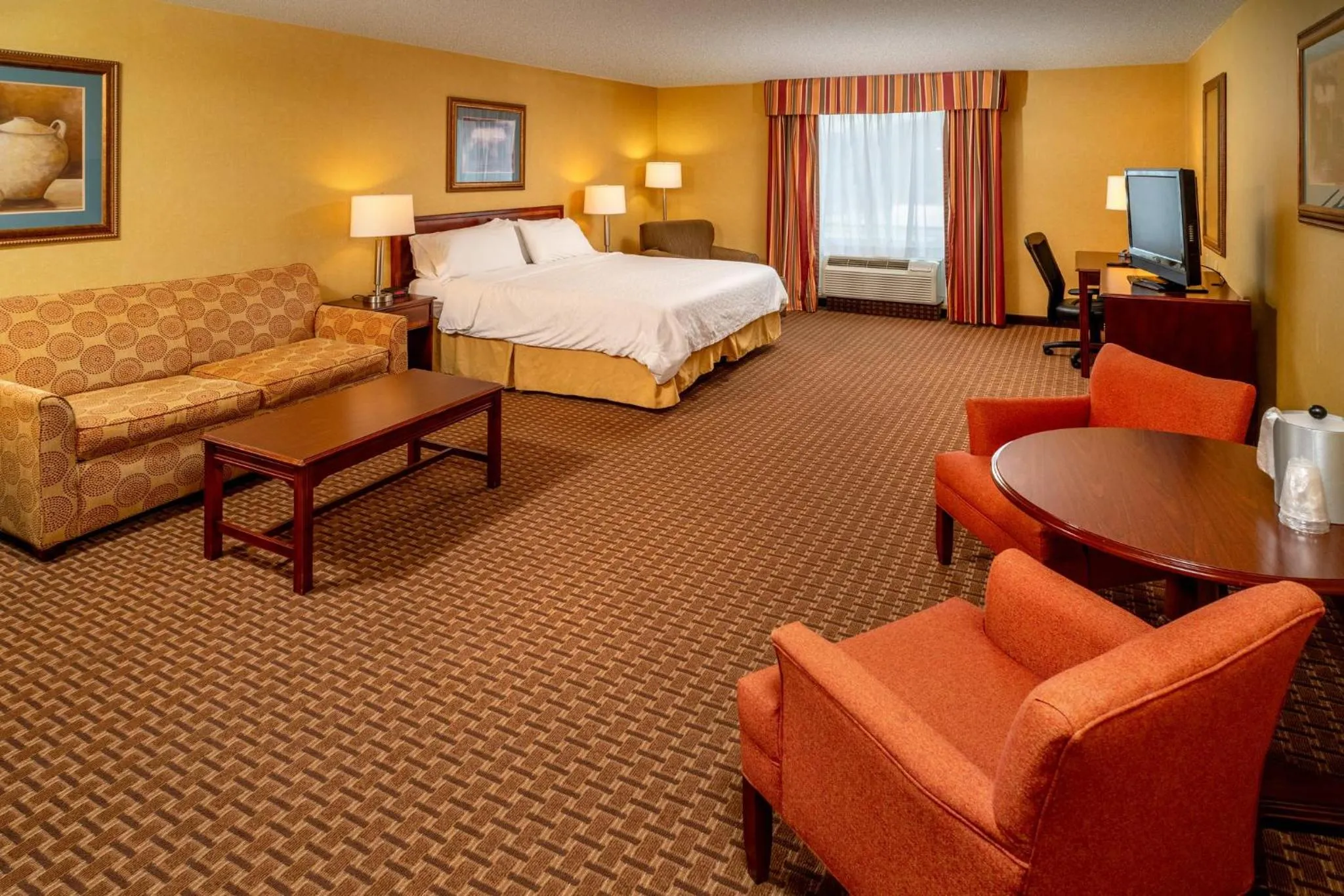 Photo of the whole room, Bed in Holiday Inn Express and Suites Hazard by IHG