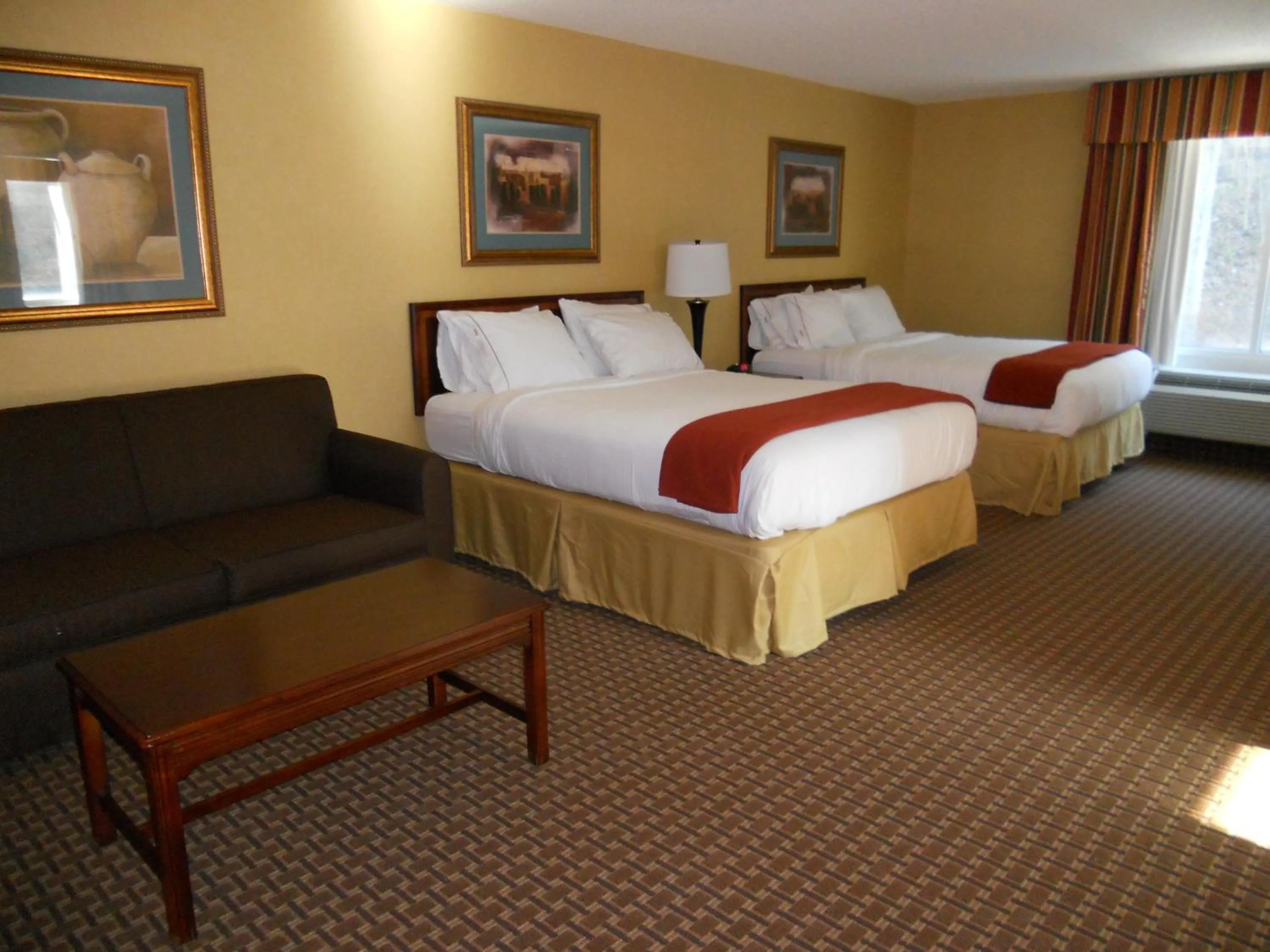 Photo of the whole room, Bed in Holiday Inn Express and Suites Hazard by IHG