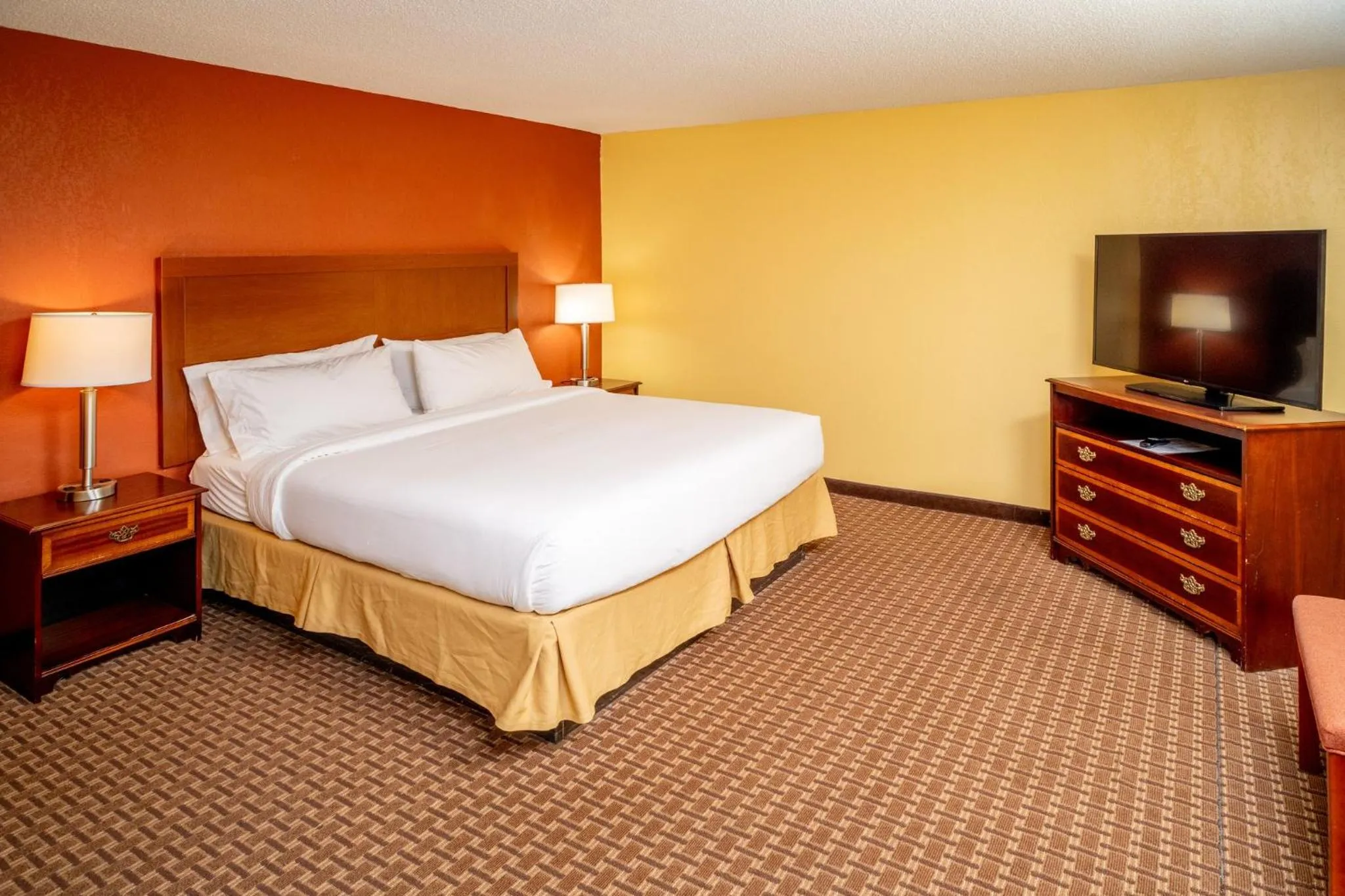 Photo of the whole room, Bed in Holiday Inn Express and Suites Hazard by IHG