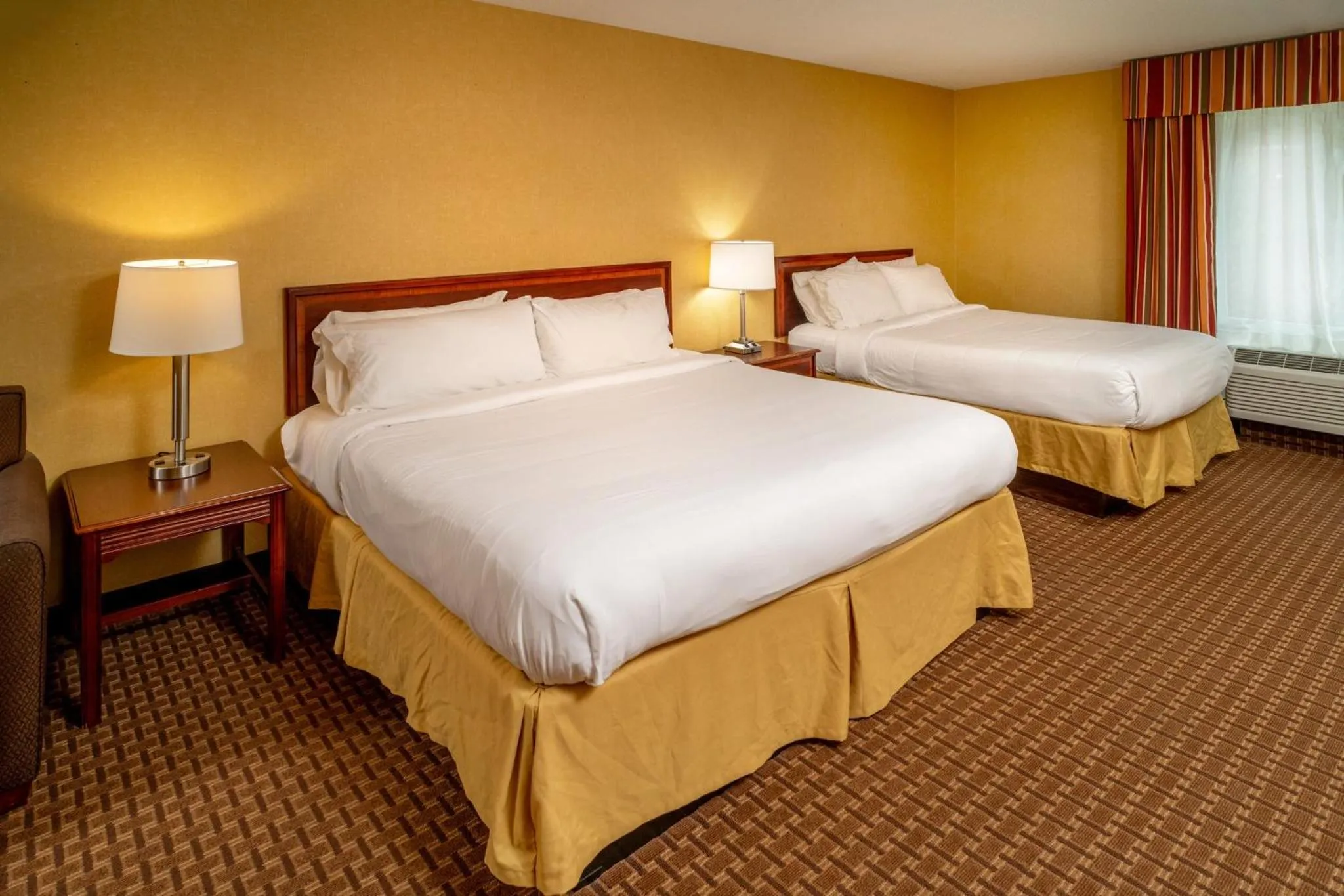 Photo of the whole room, Bed in Holiday Inn Express and Suites Hazard by IHG