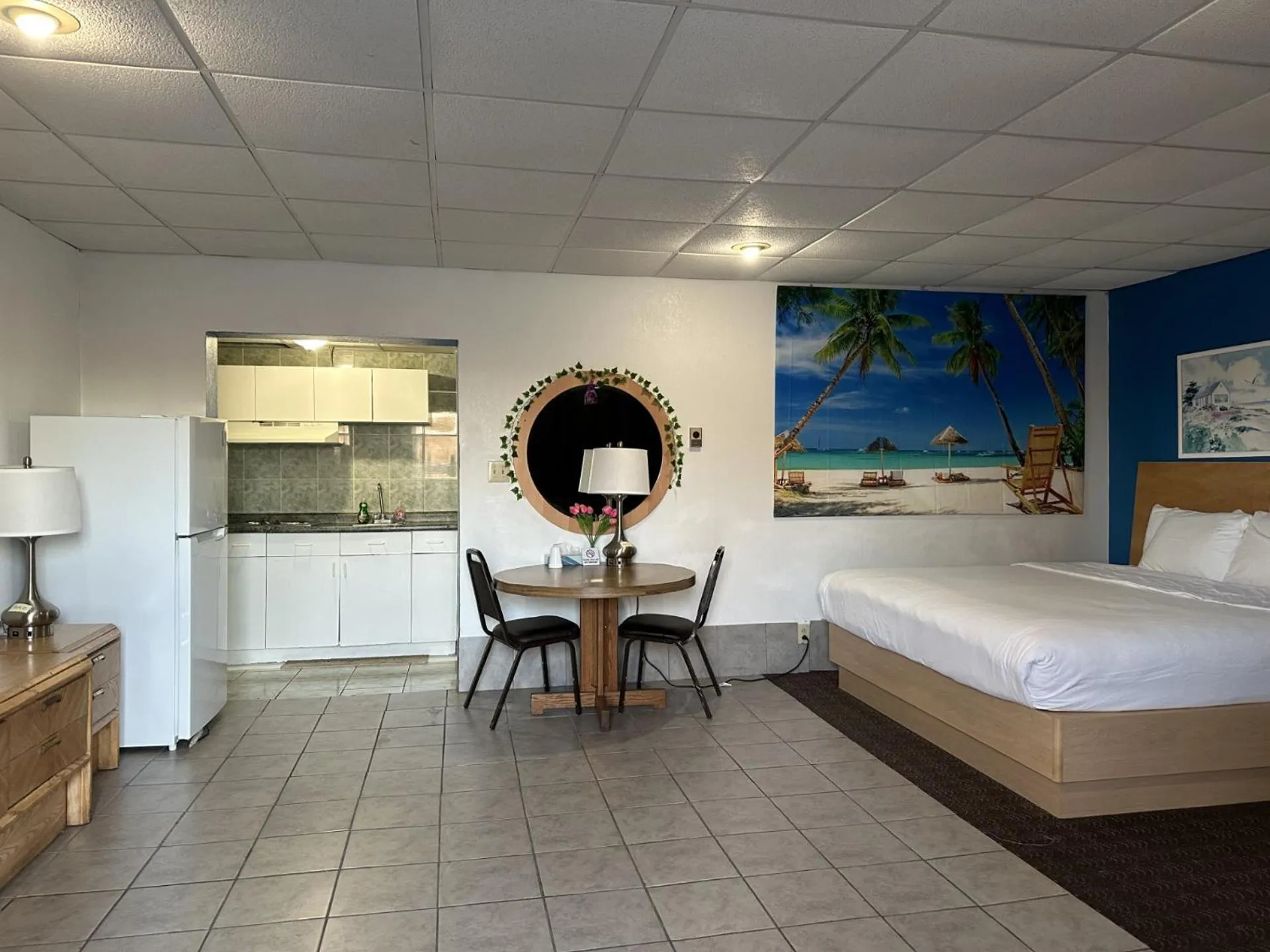 Bed in The Tides Motor Inn