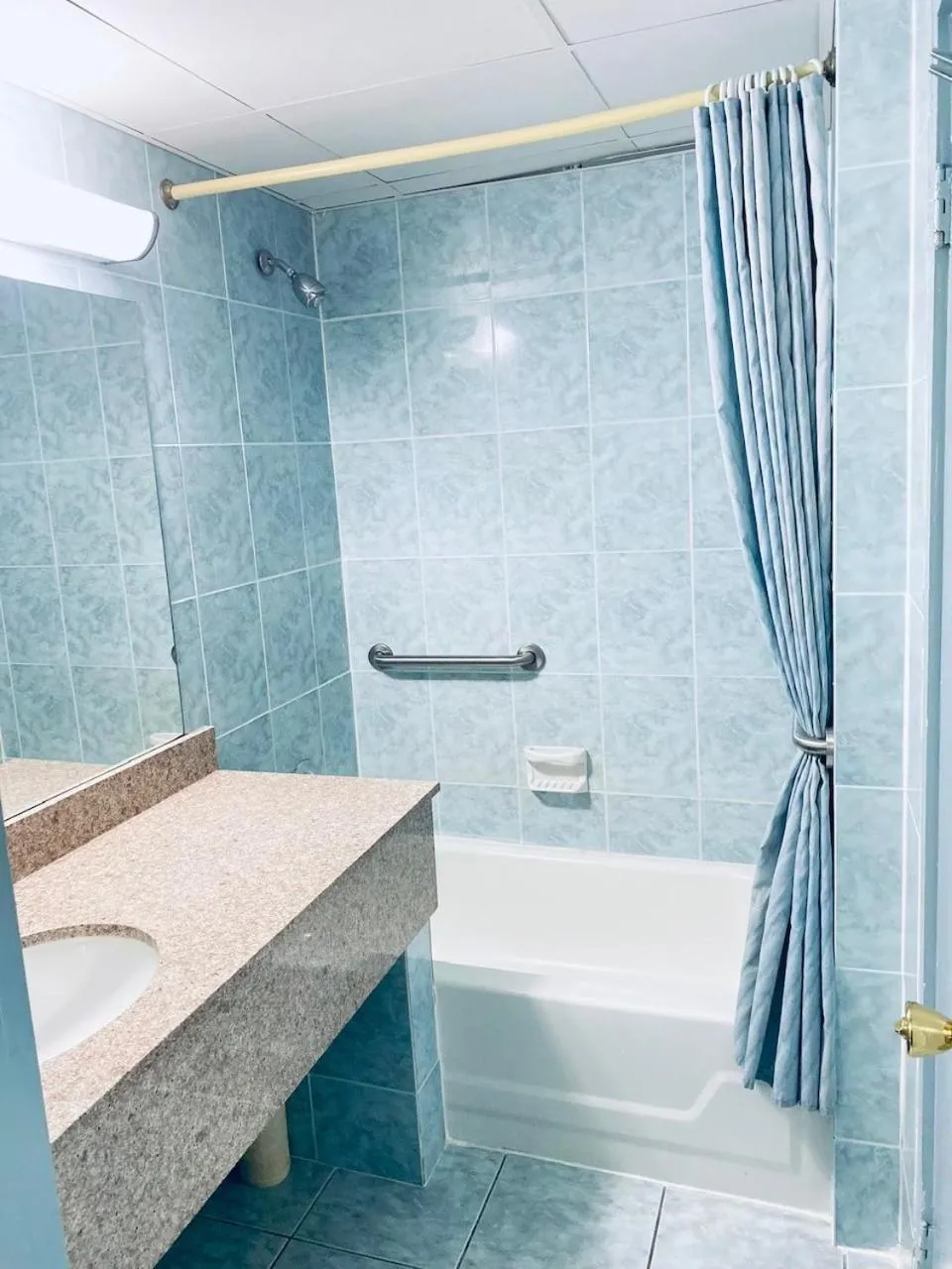 Shower in The Tides Motor Inn