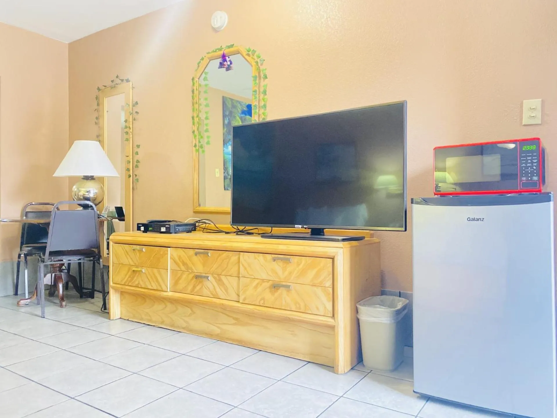 TV and multimedia in The Tides Motor Inn