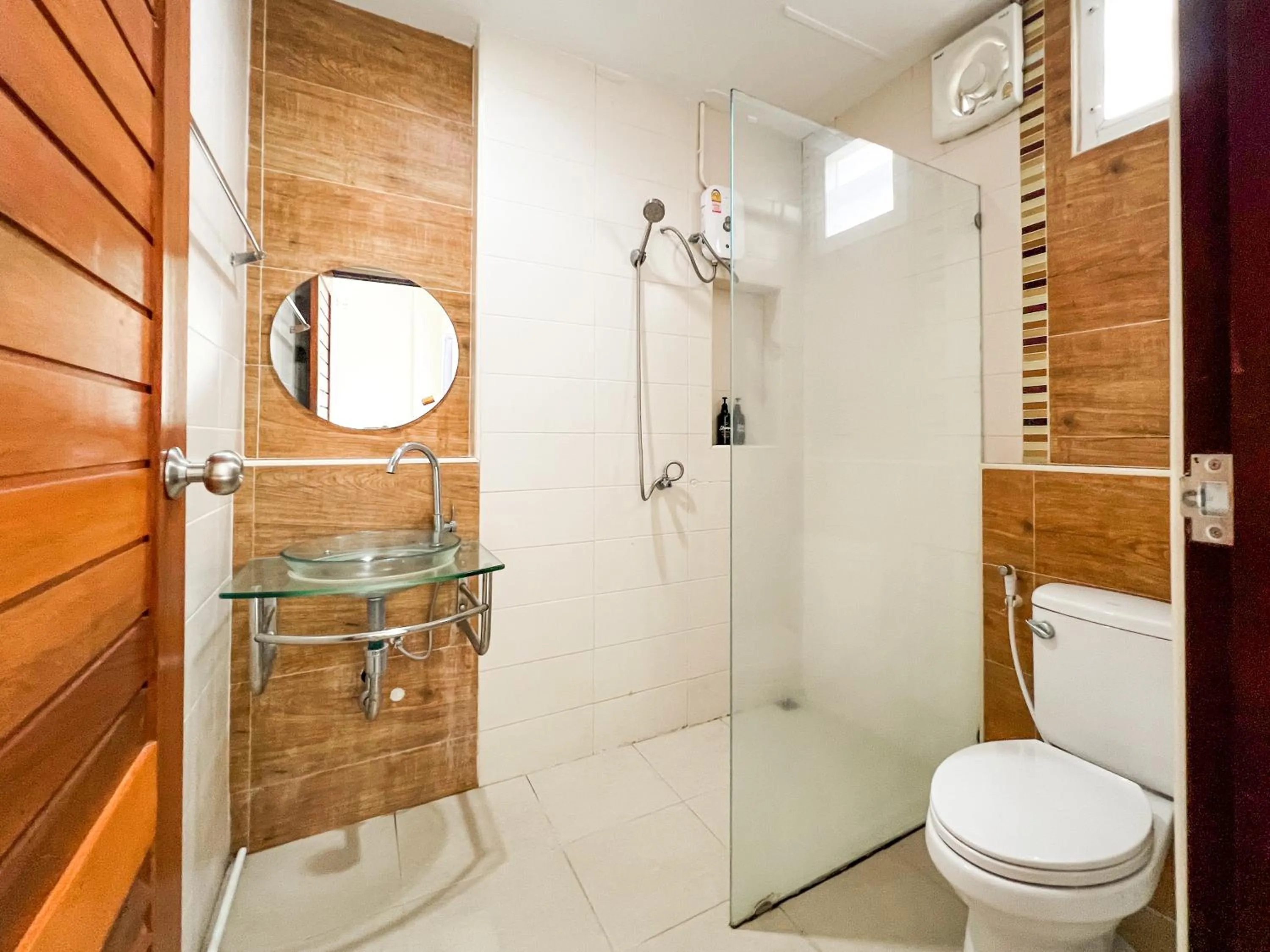 Shower in Tachang Airport Hotel