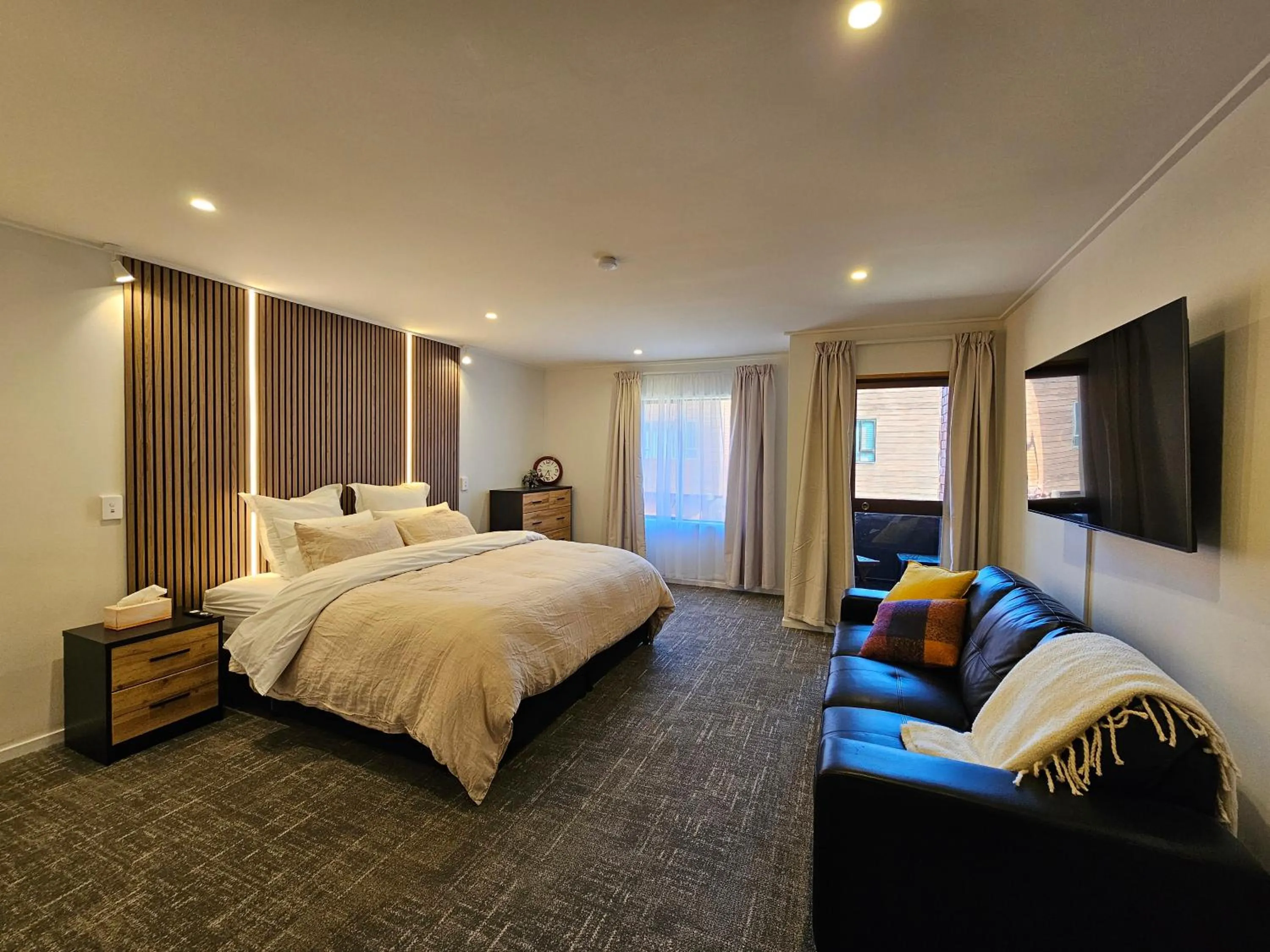 Bedroom, Bed in St James Apartments