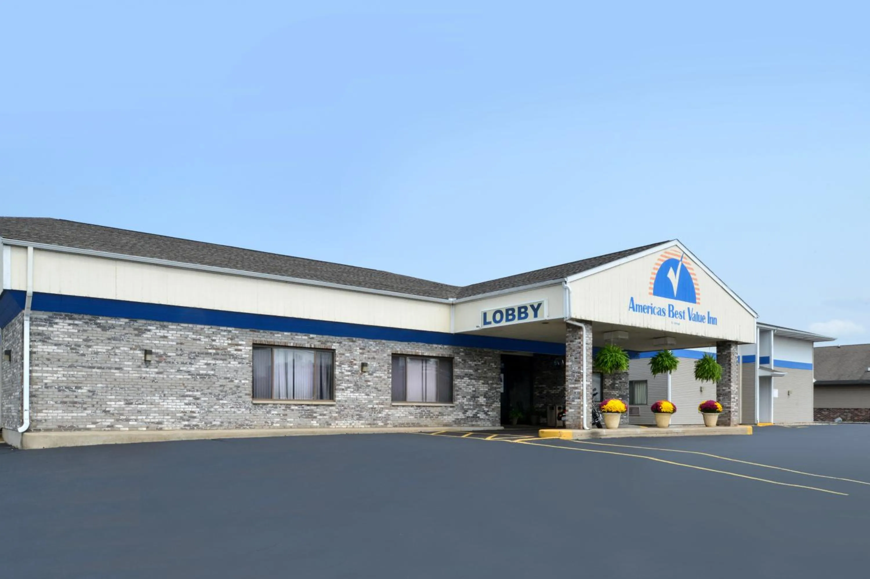 Facade/entrance, Property Building in America's Best Value Inn La Crosse