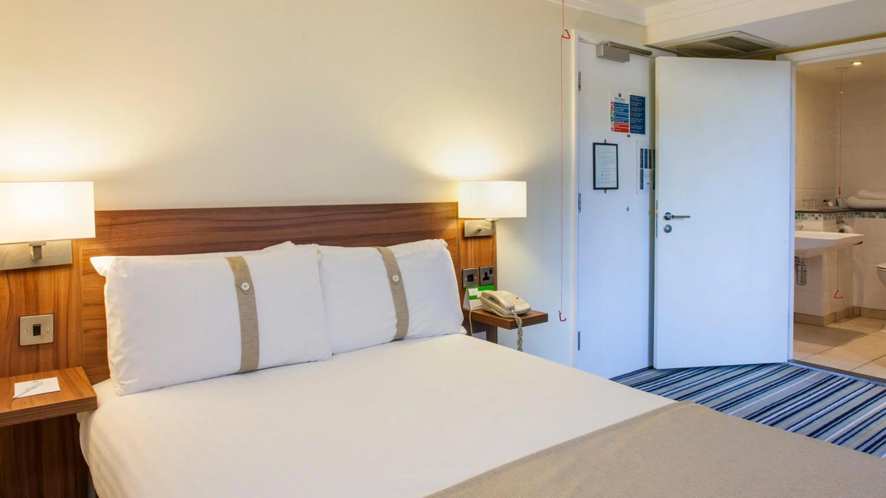 Photo of the whole room, Bed in Holiday Inn Ipswich by IHG