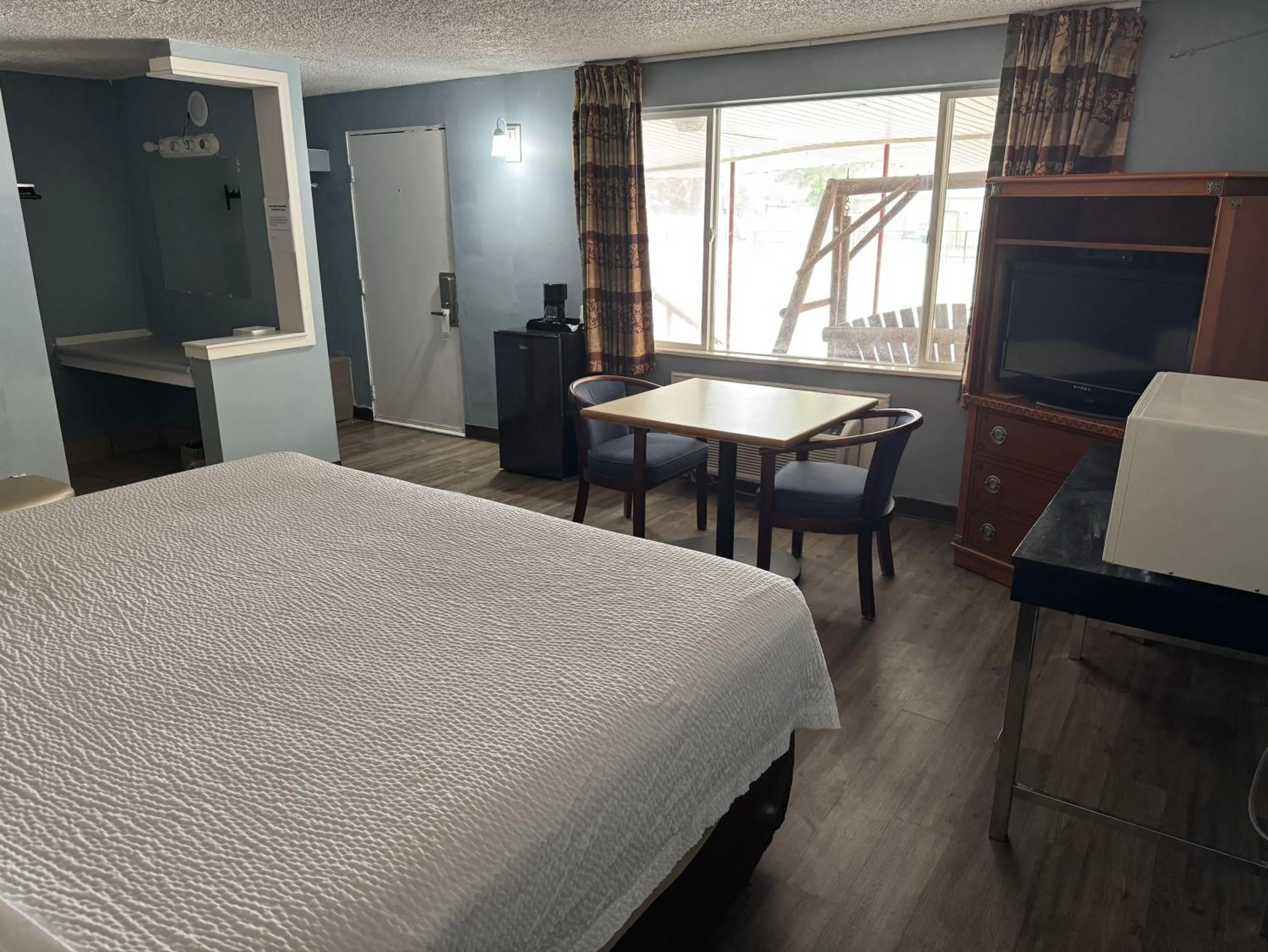 Photo of the whole room, Bed in Safari Motel