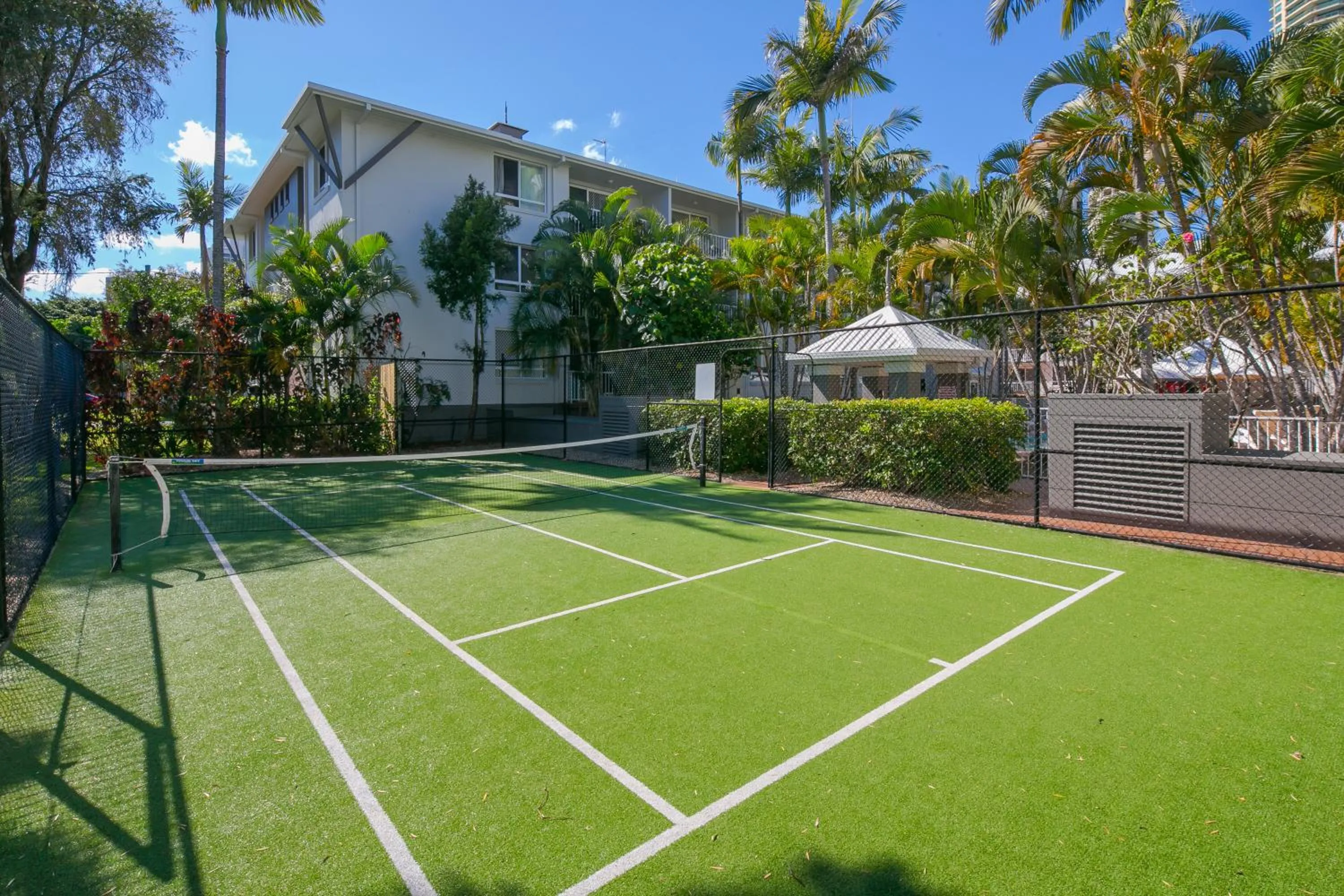 Tennis court in Bay Lodge Apartments