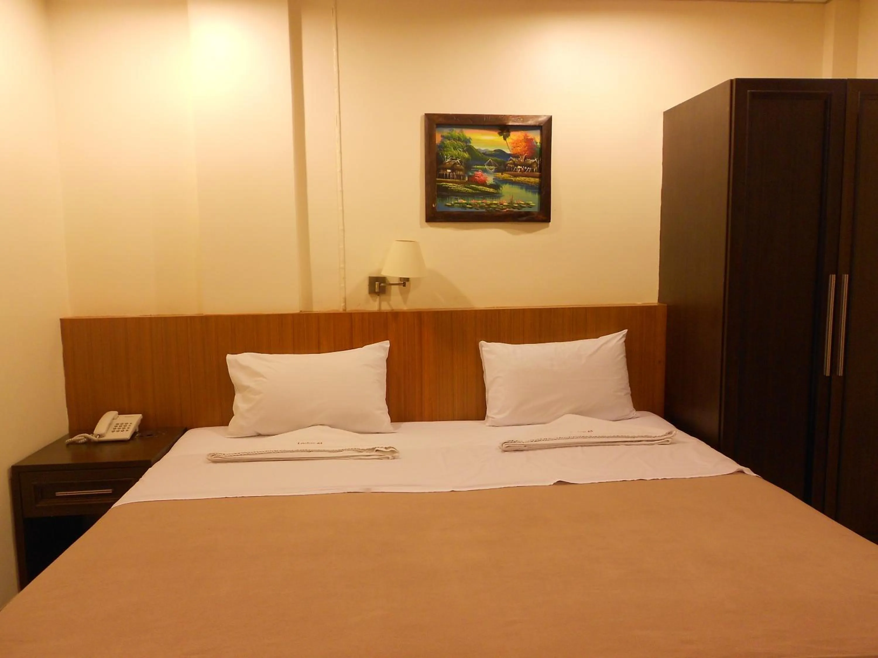 Photo of the whole room, Bed in Lodge 61 Hotel