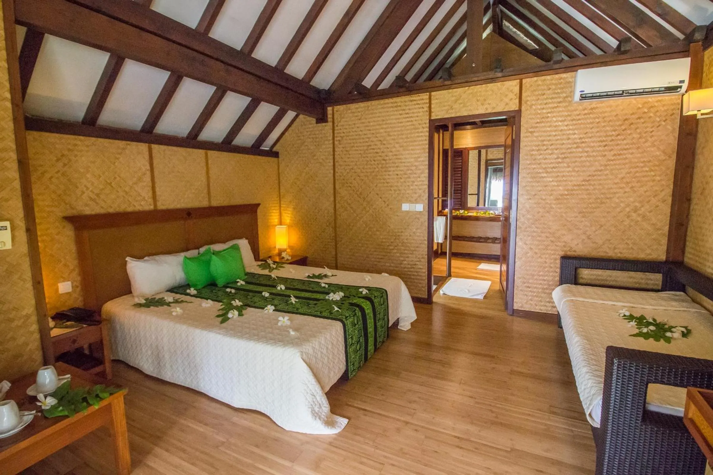 Photo of the whole room, Bed in Maitai Rangiroa