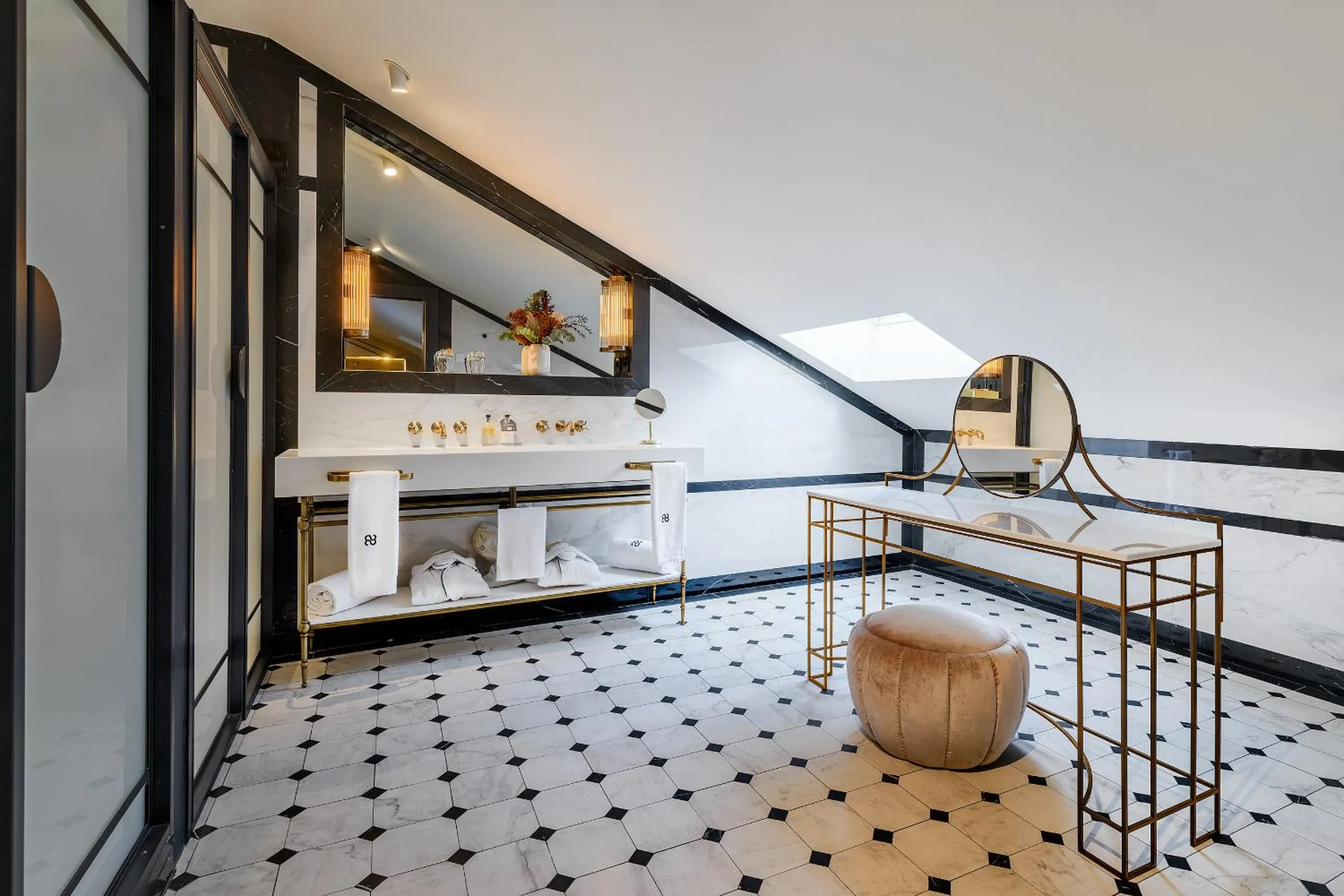 Bathroom, Bed in CoolRooms Palacio de Atocha