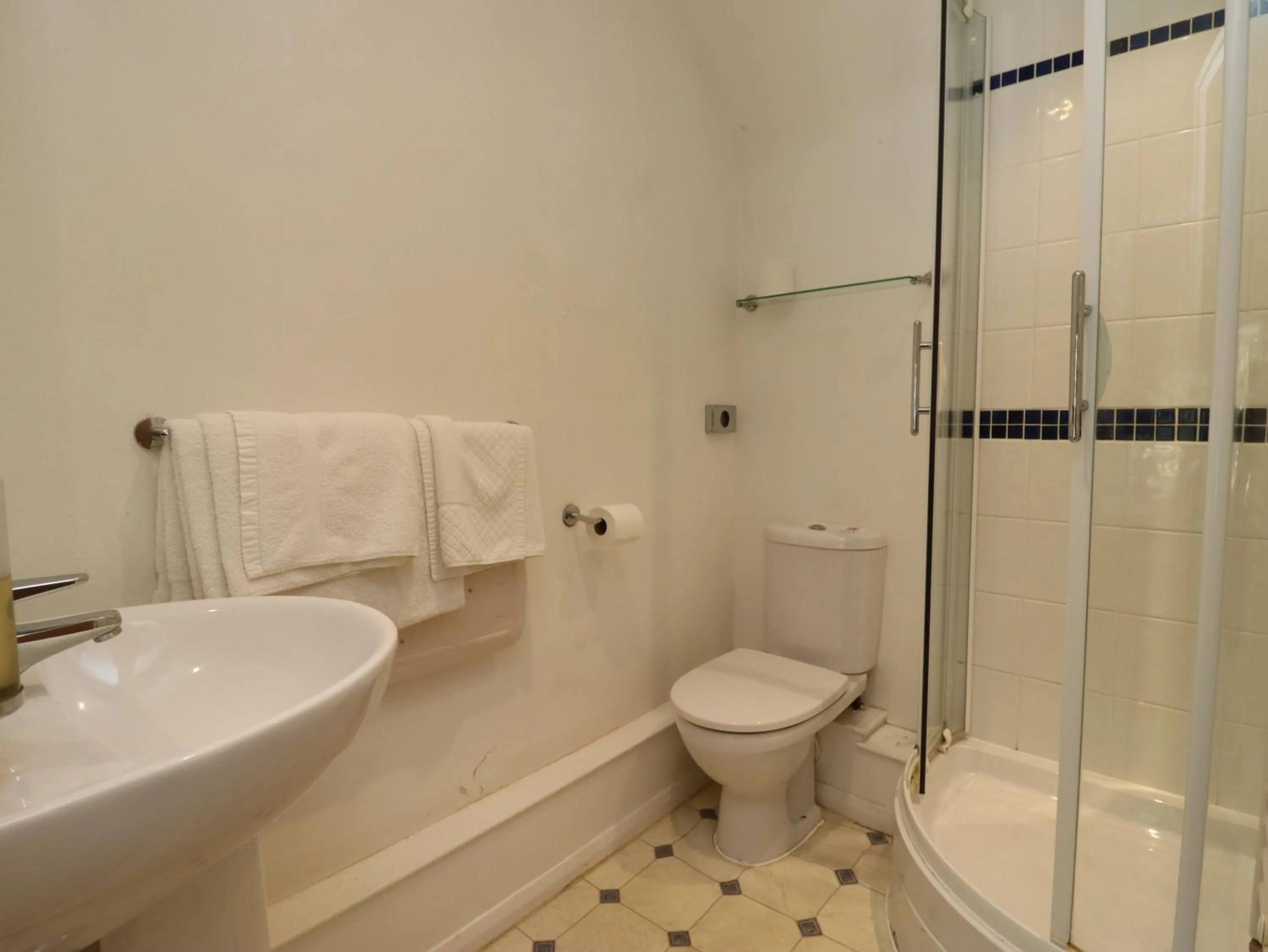 Shower in Pettifers Freehouse Hotel