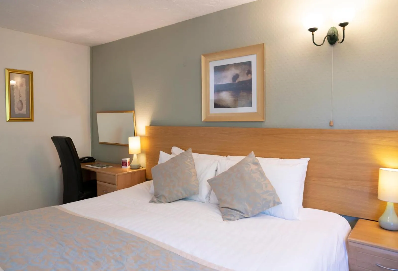 Bed in Pettifers Freehouse Hotel