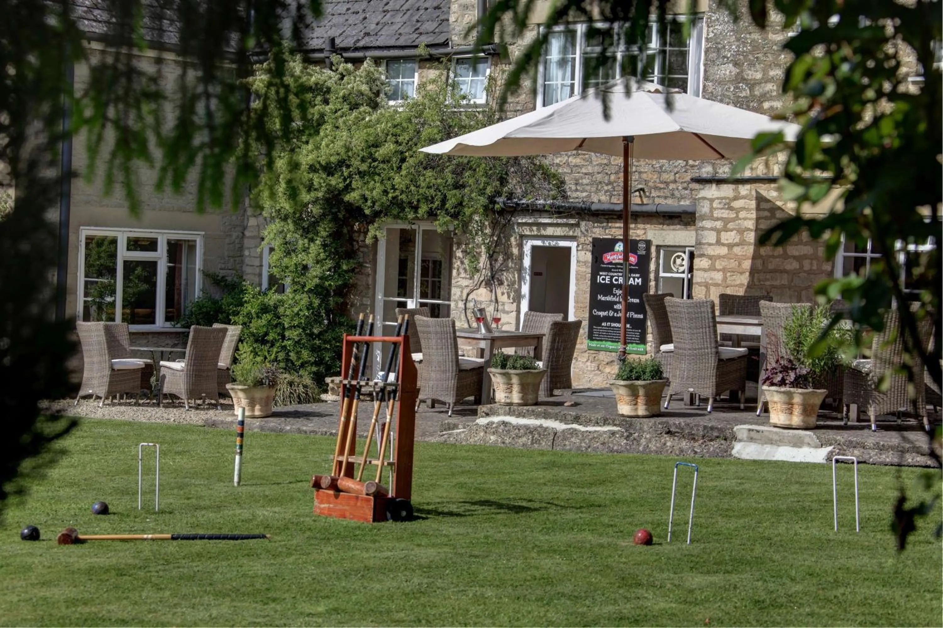 Garden in Pettifers Freehouse Hotel