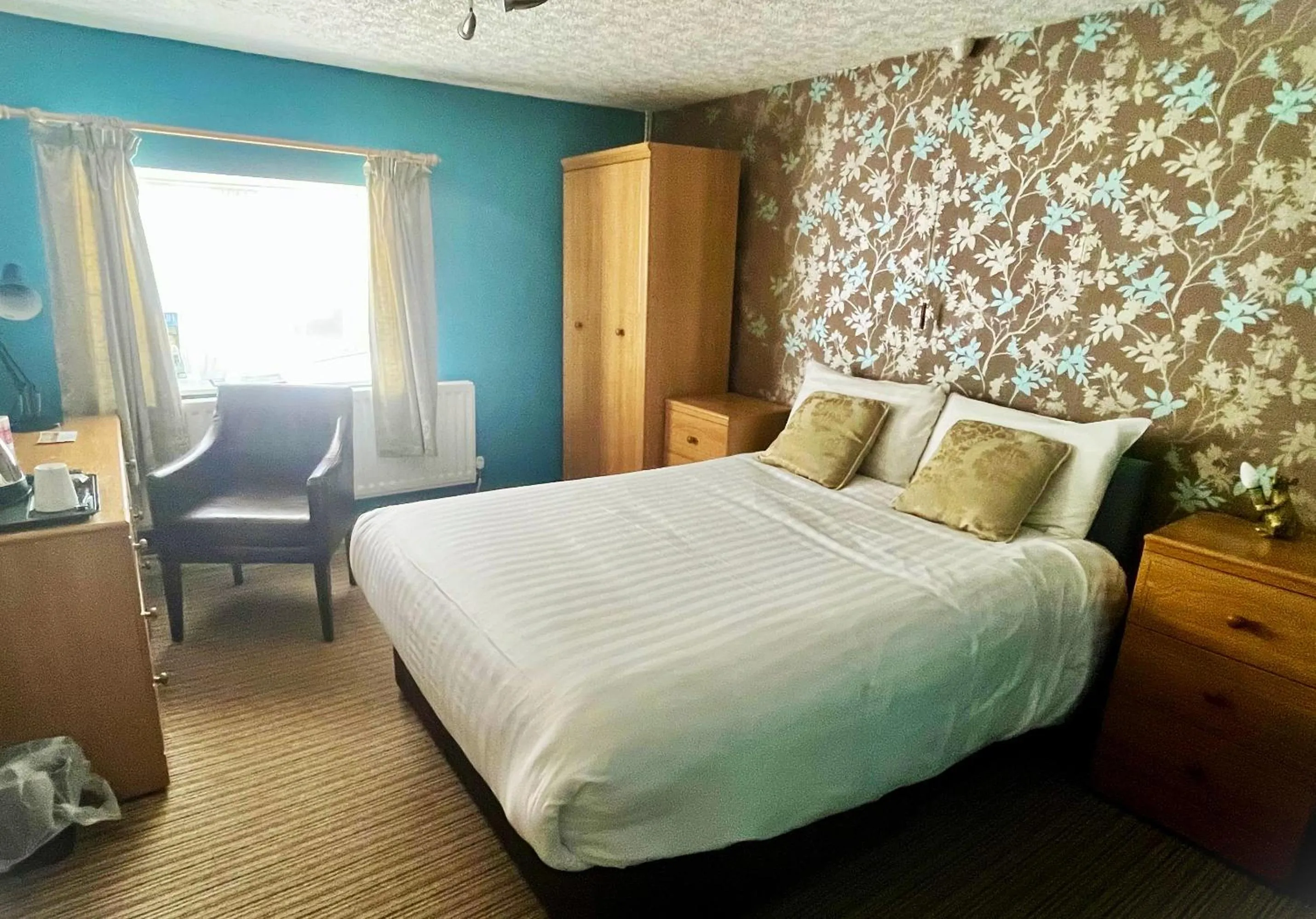 Bedroom, Bed in Pettifers Freehouse Hotel