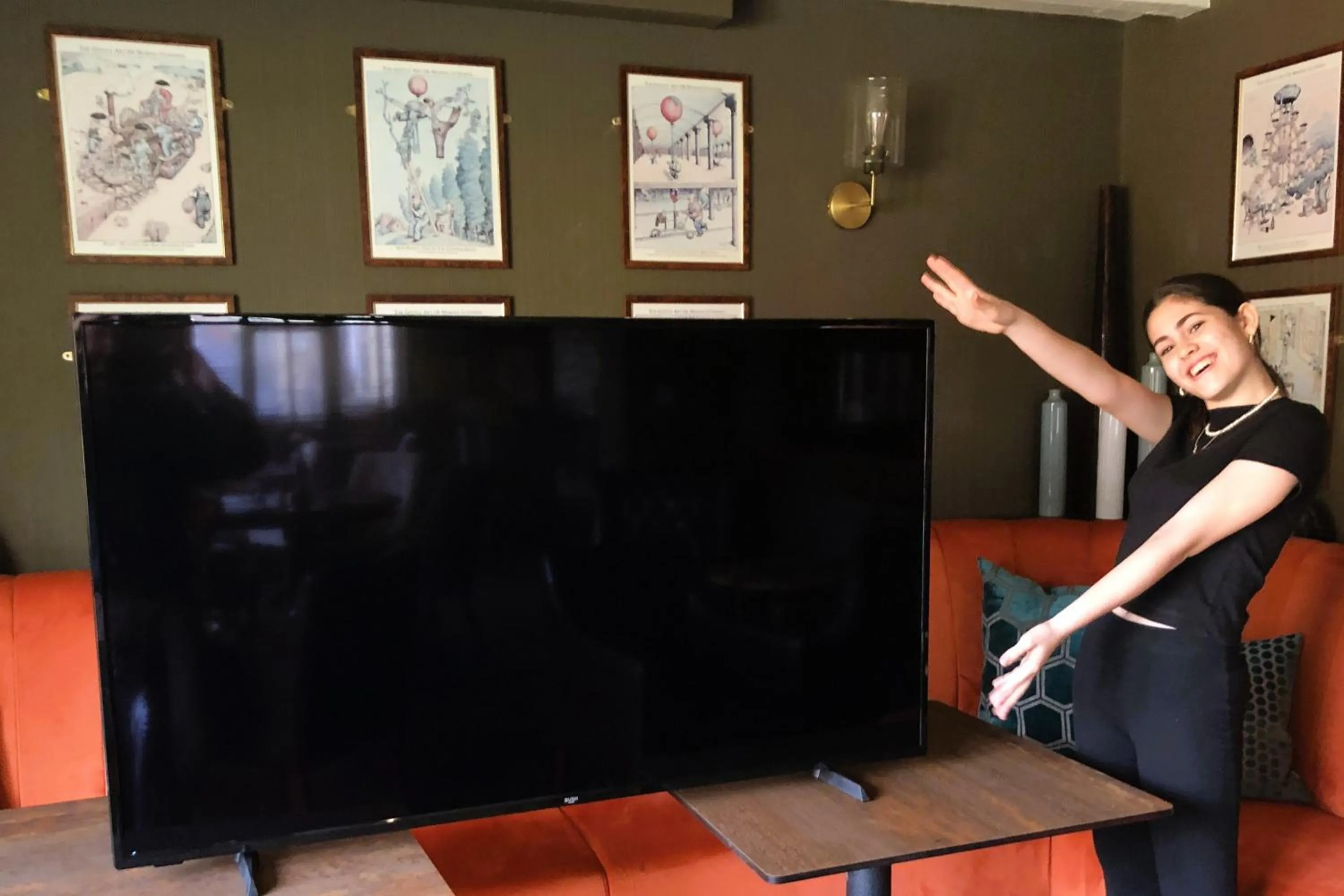 Communal lounge/ TV room in Pettifers Freehouse Hotel