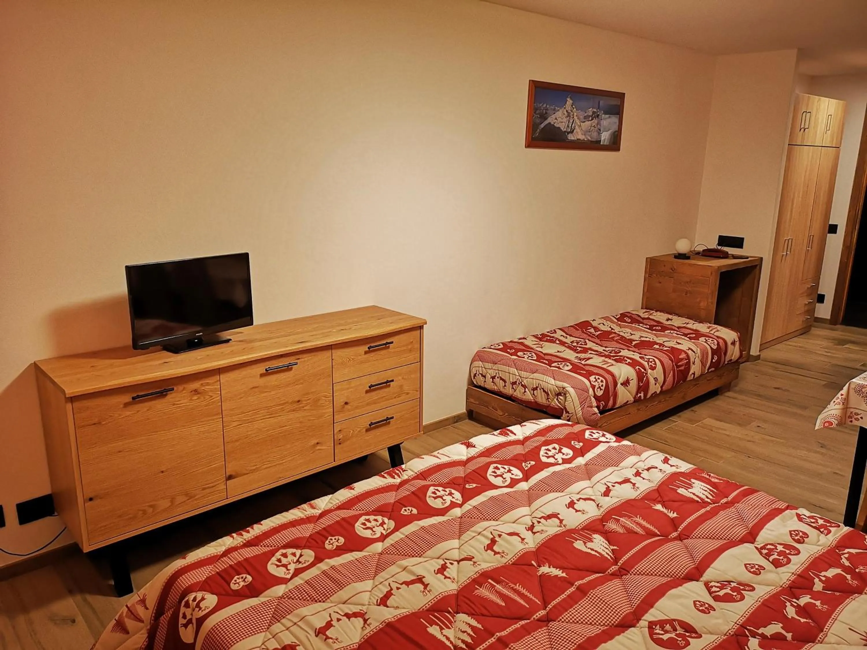 Photo of the whole room, Bed in Residence Petit Tibet