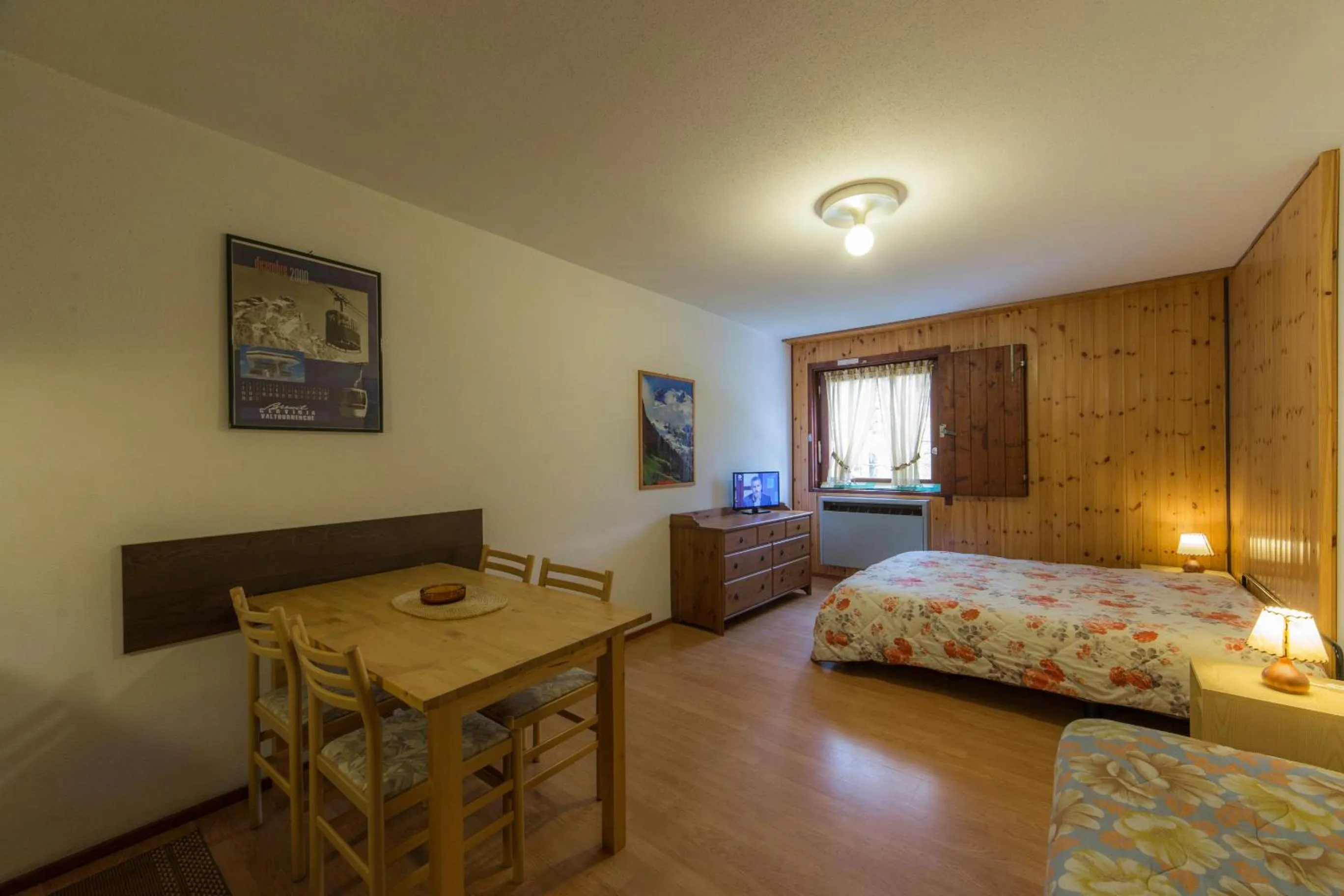 Photo of the whole room, Bed in Residence Petit Tibet