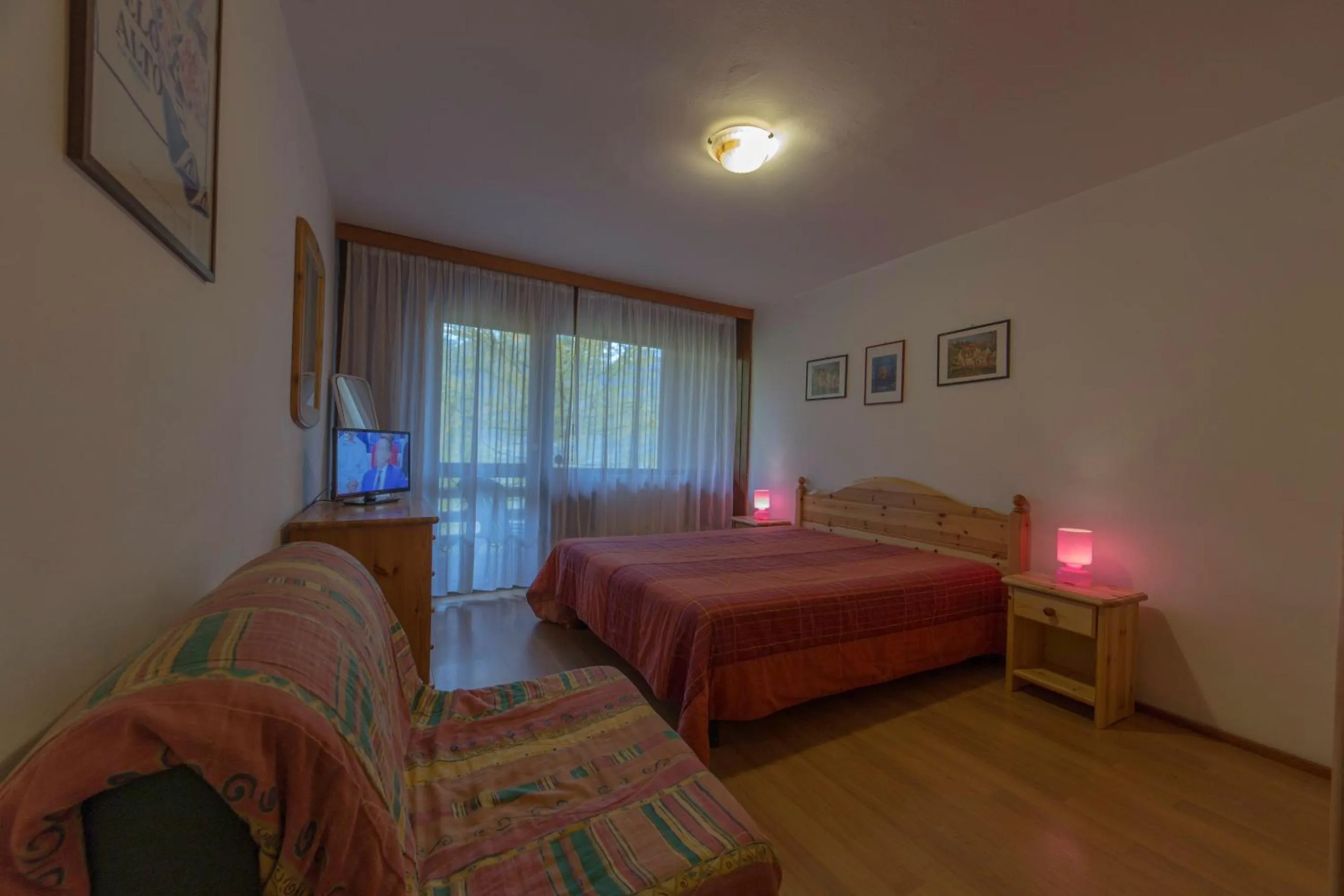 Photo of the whole room, Bed in Residence Petit Tibet