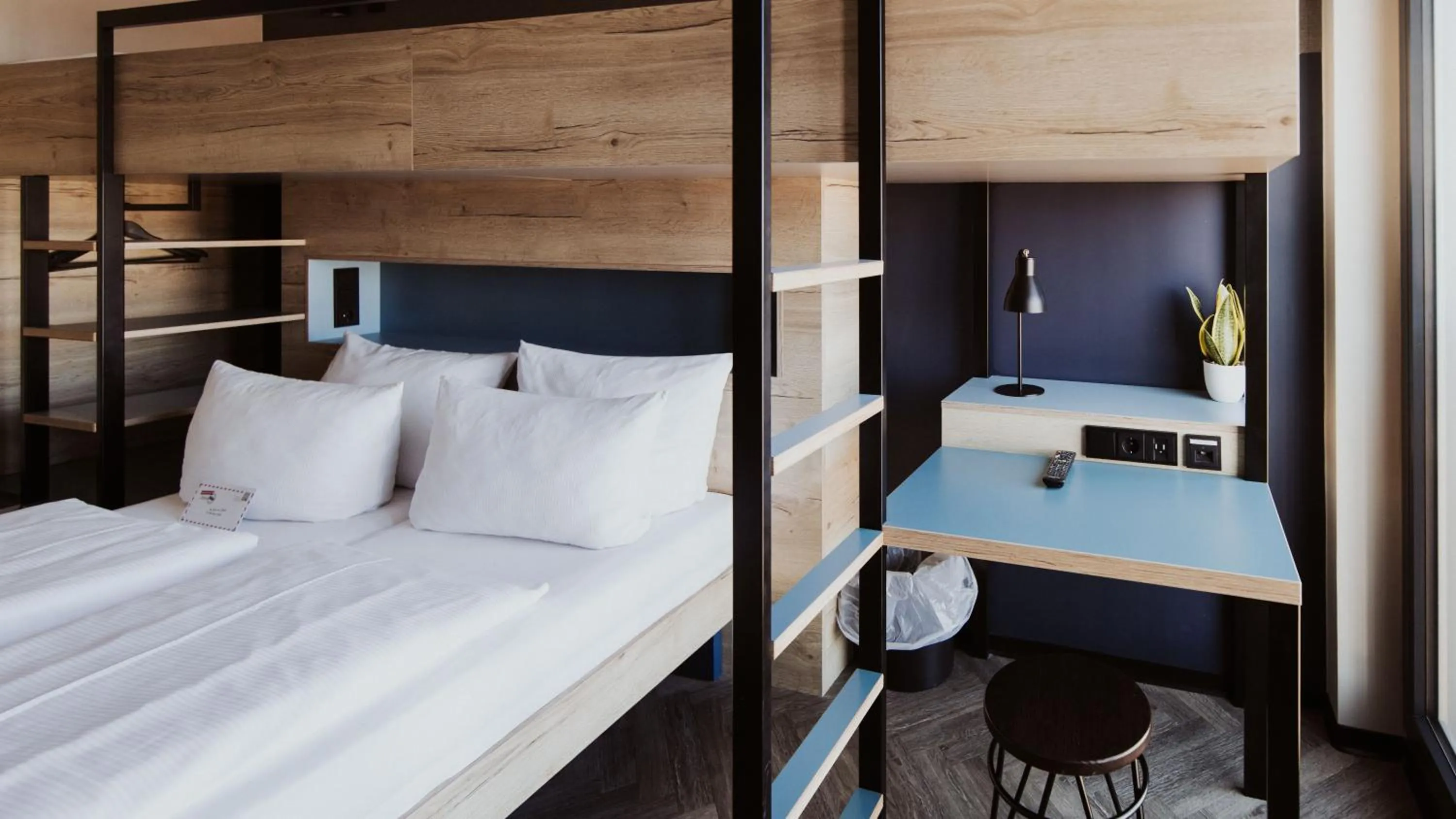 Photo of the whole room, Bed in Schulz Hotel Berlin Wall at the East Side Gallery