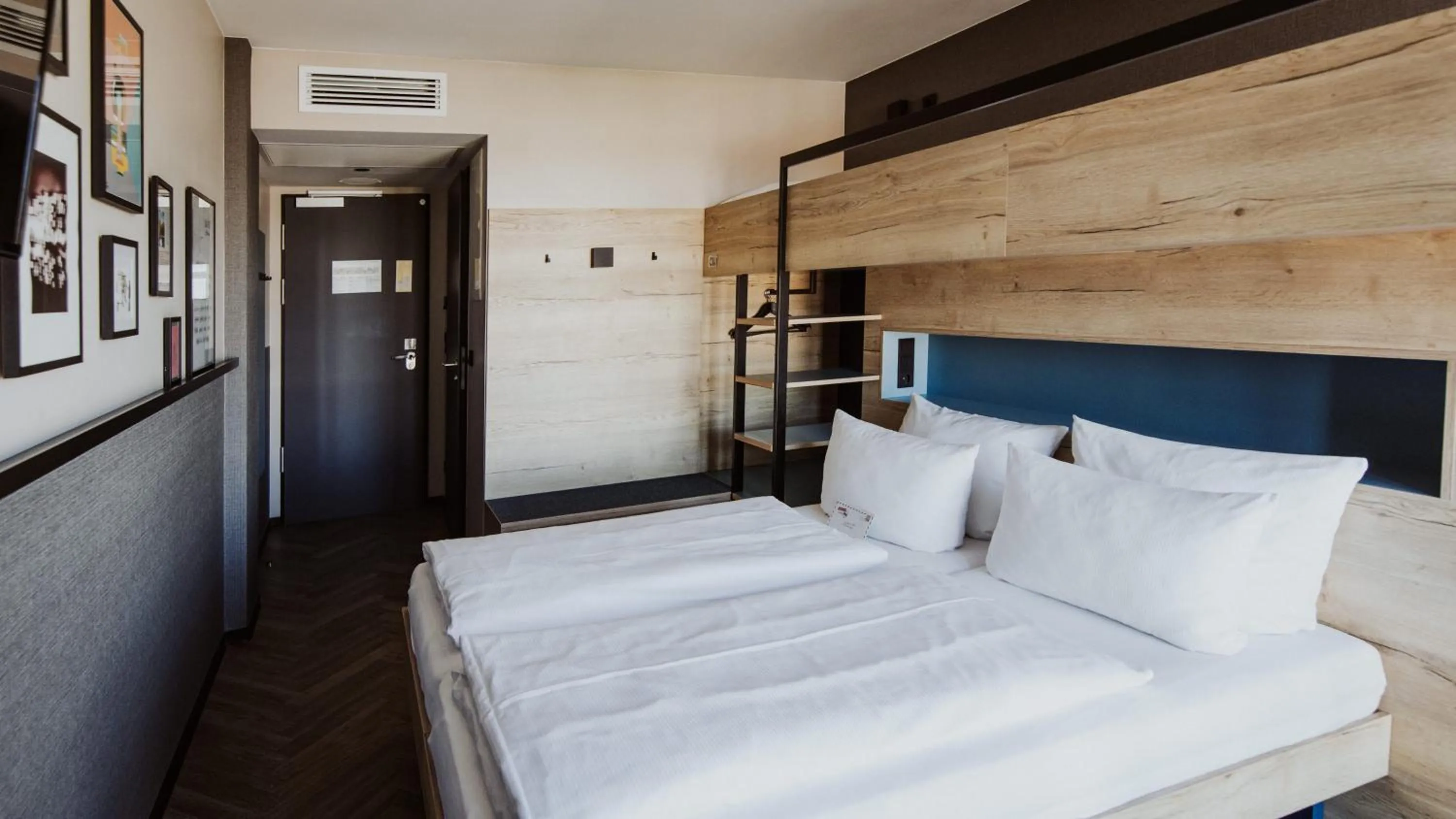 Photo of the whole room, Bed in Schulz Hotel Berlin Wall at the East Side Gallery