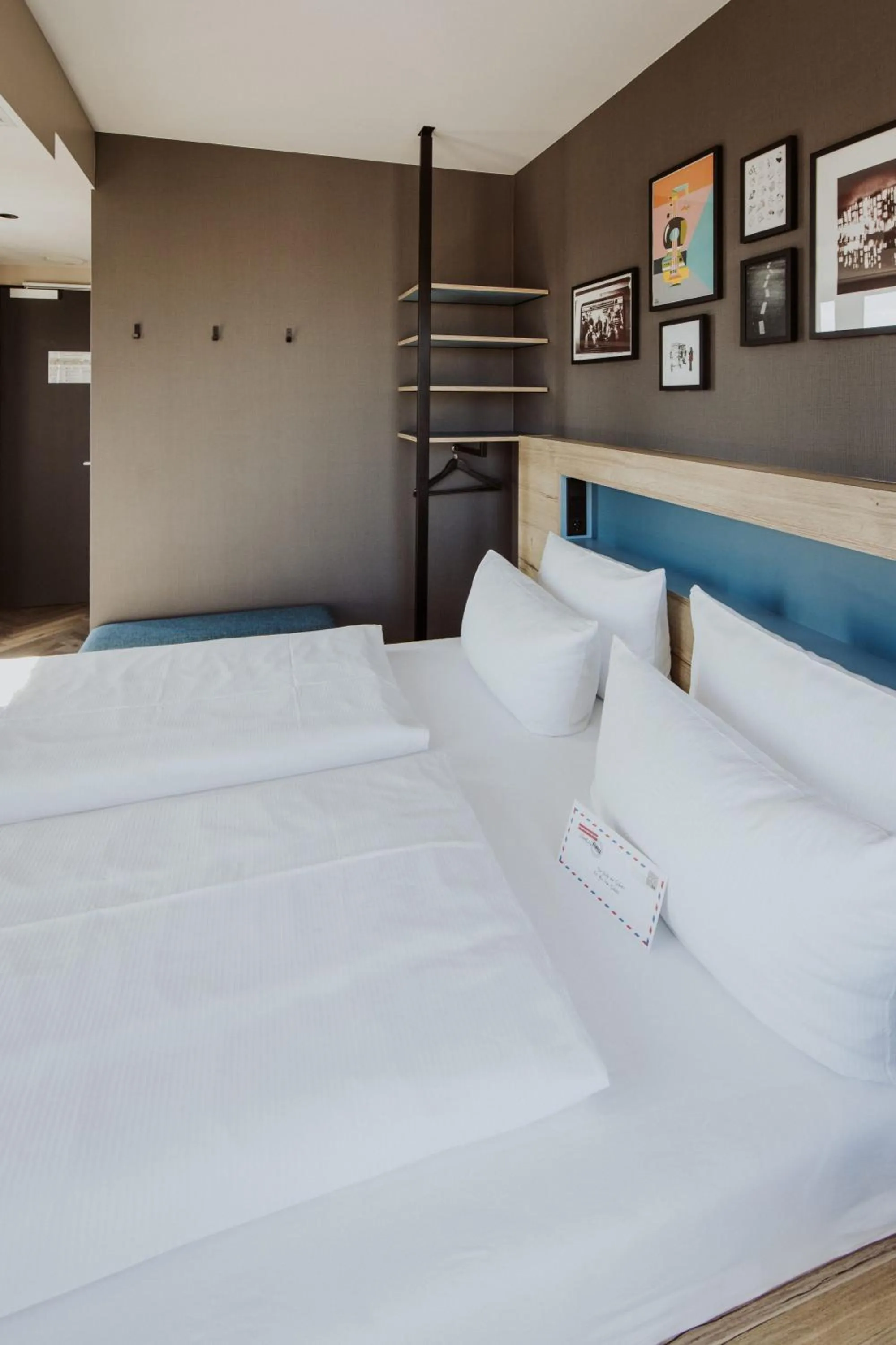 Photo of the whole room, Bed in Schulz Hotel Berlin Wall at the East Side Gallery