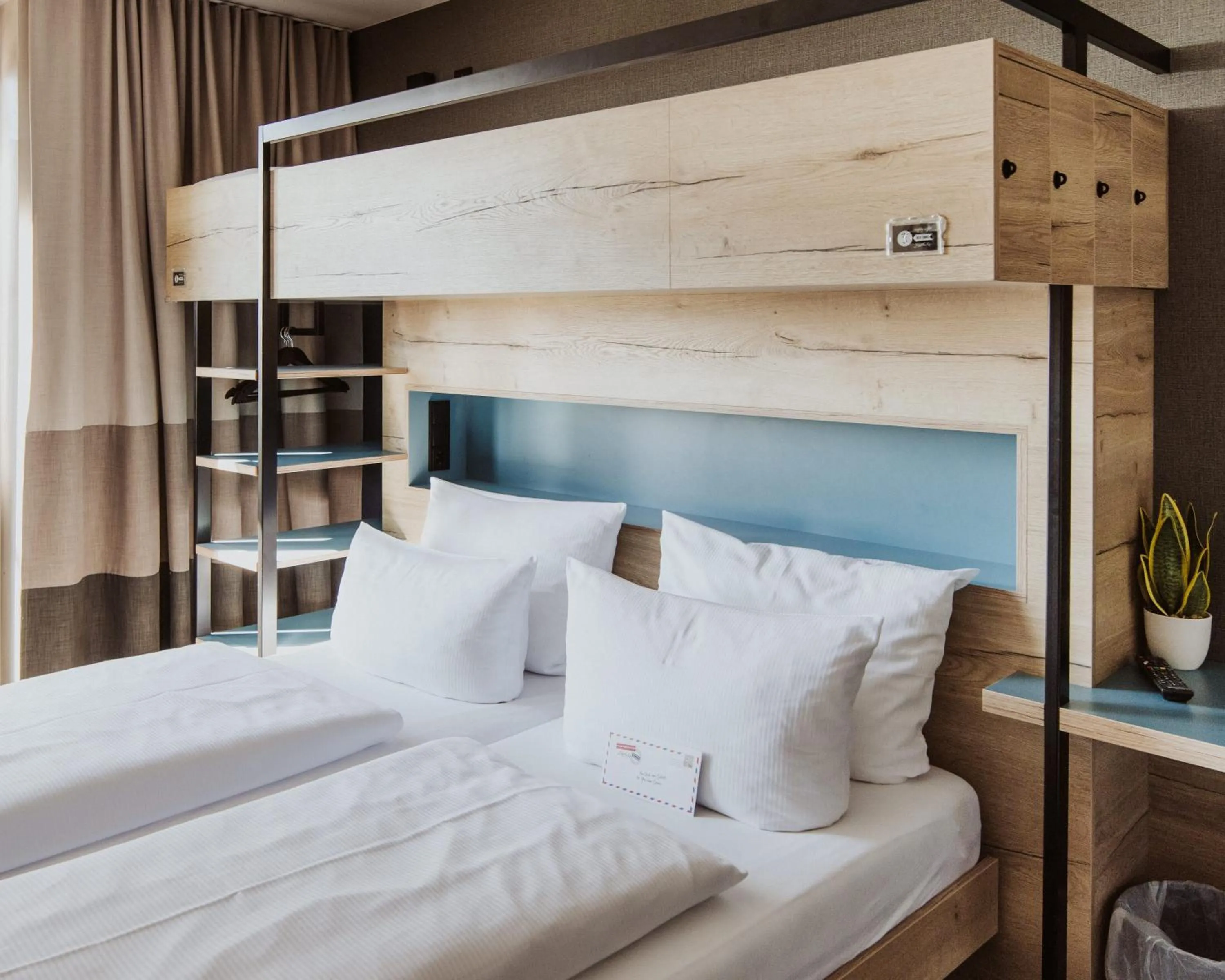 Photo of the whole room, Bed in Schulz Hotel Berlin Wall at the East Side Gallery