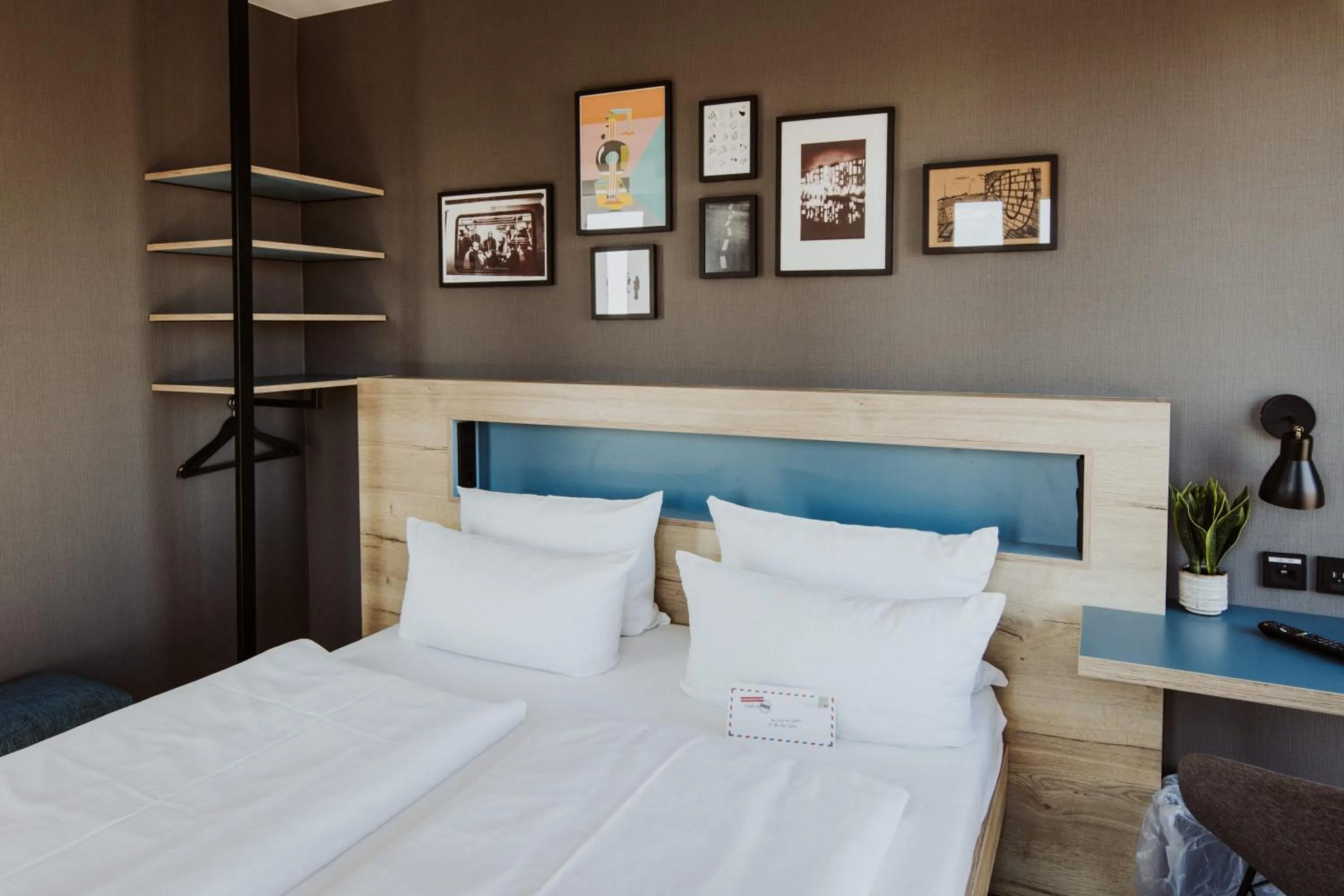 Photo of the whole room, Bed in Schulz Hotel Berlin Wall at the East Side Gallery