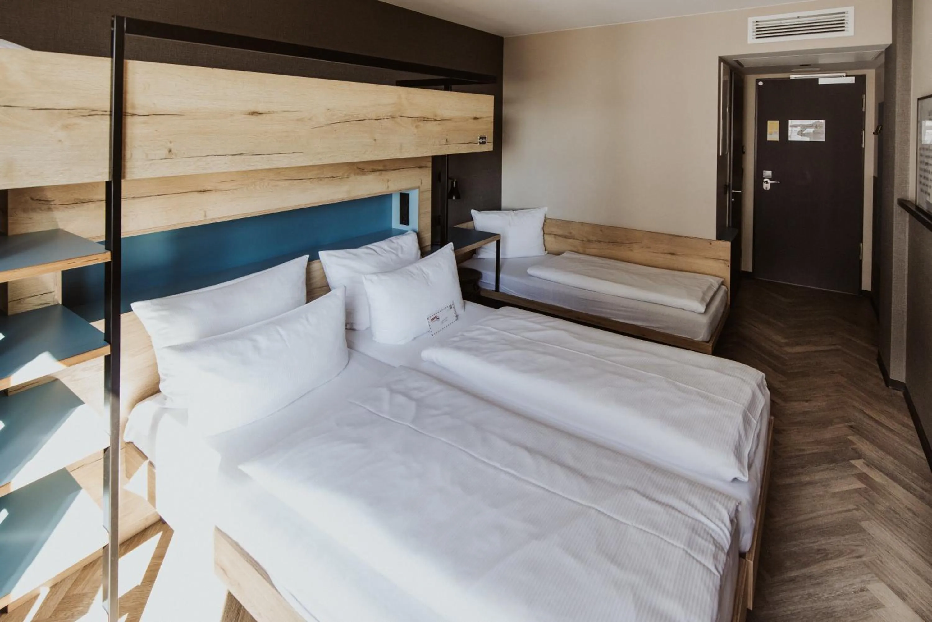 Photo of the whole room, Bed in Schulz Hotel Berlin Wall at the East Side Gallery