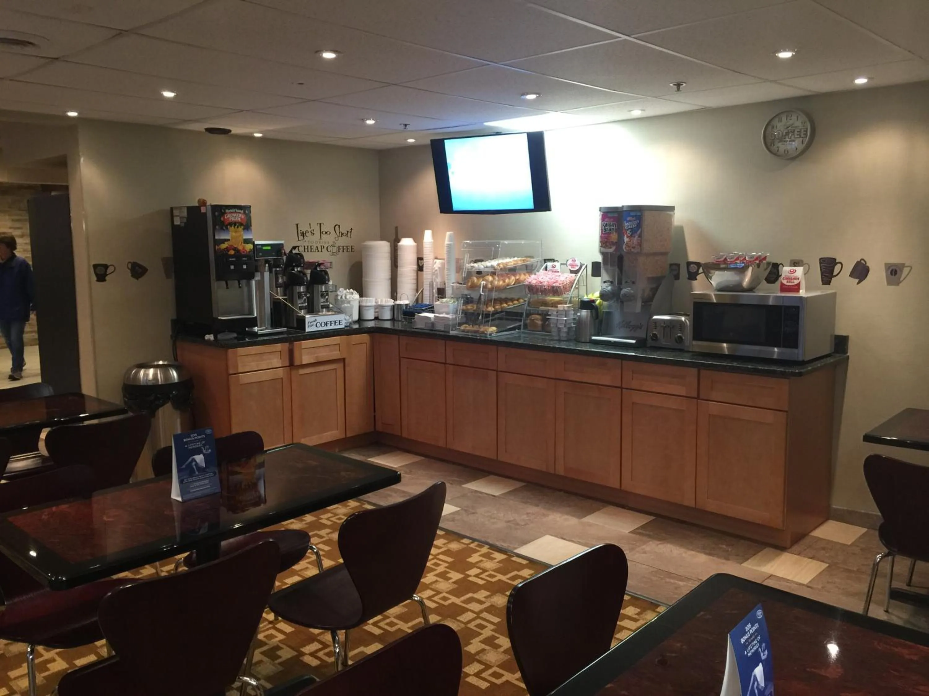 Dining area in Super 8 by Wyndham Schenectady/Albany Area