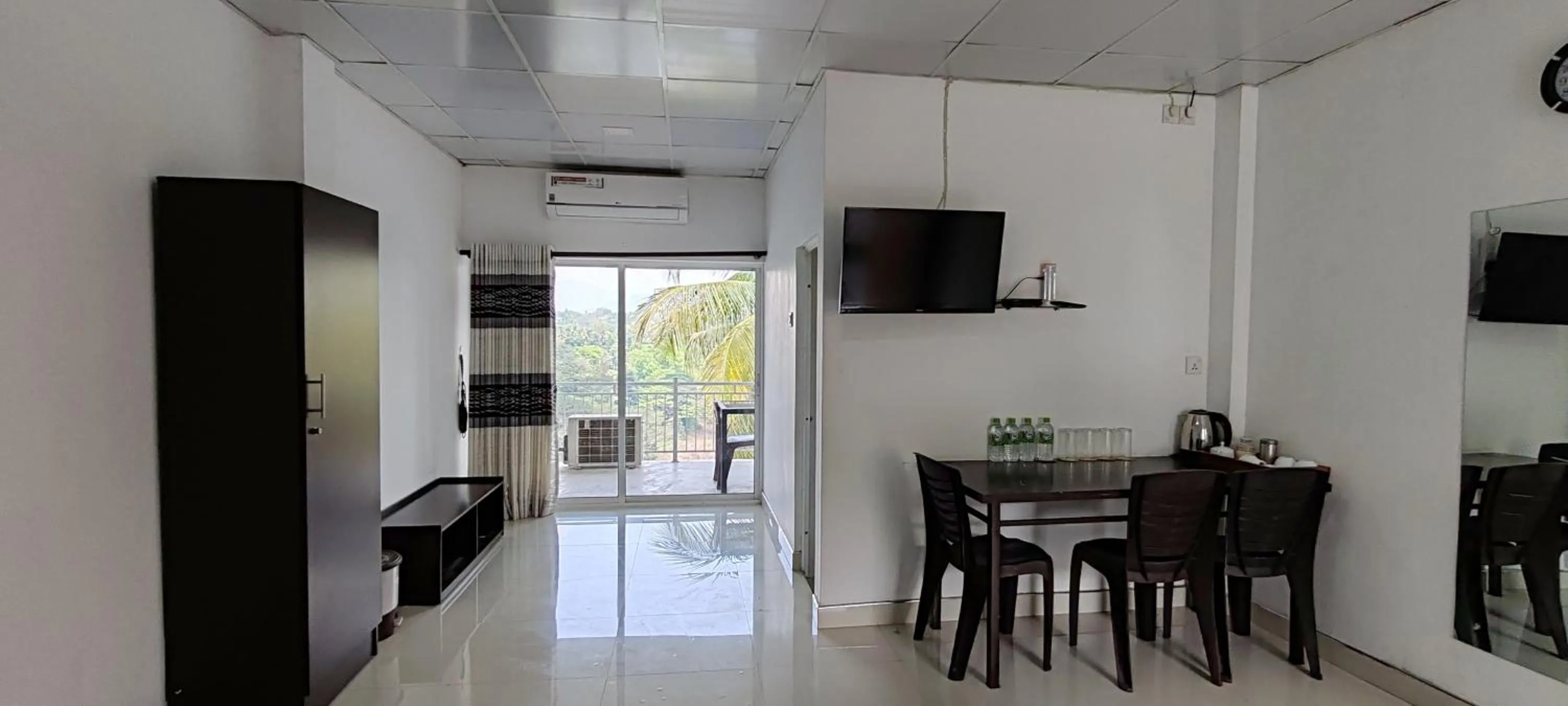 TV and multimedia in Mahaweli View Inn Kandy