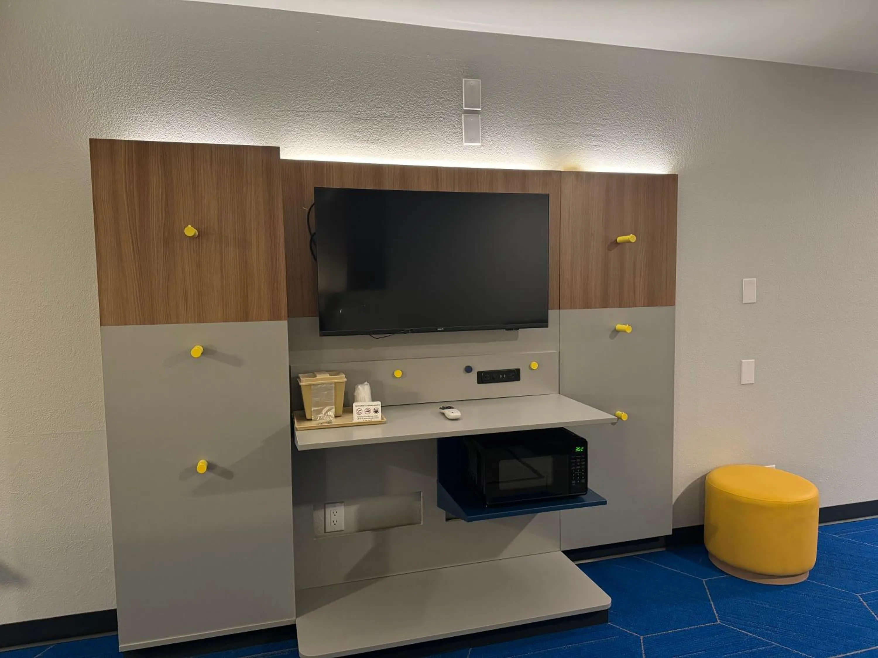 TV and multimedia in Microtel Inn and Suites Independence