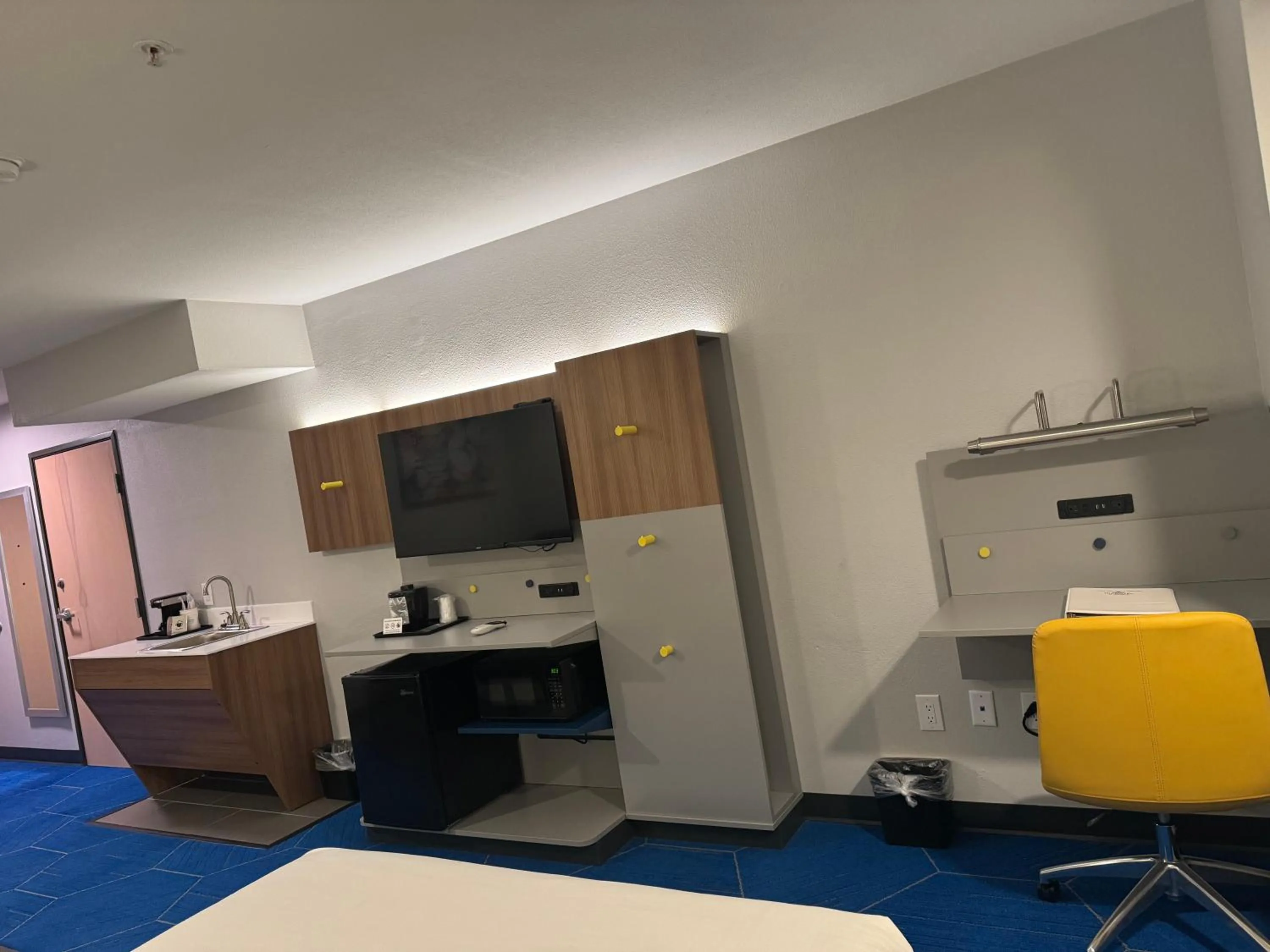 TV and multimedia in Microtel Inn and Suites Independence