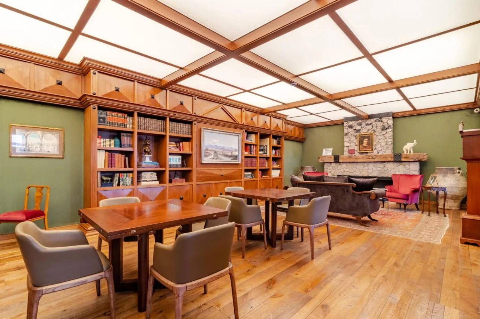 Library in Antiguo Molino de San Jerónimo