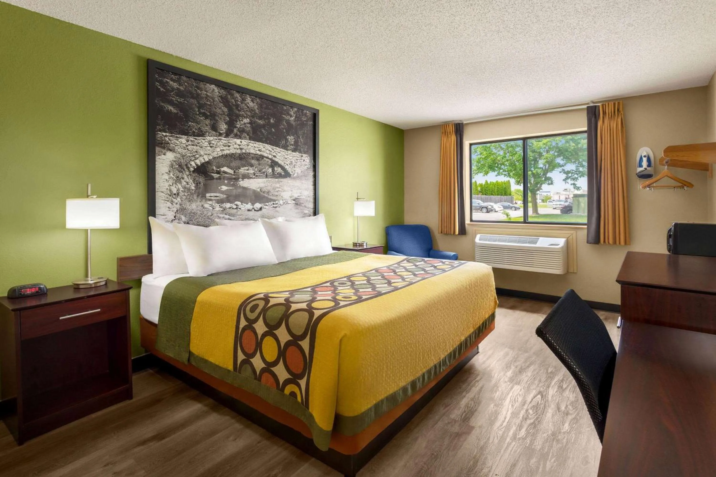 Photo of the whole room, Bed in Super 8 by Wyndham Ankeny/Des Moines Area