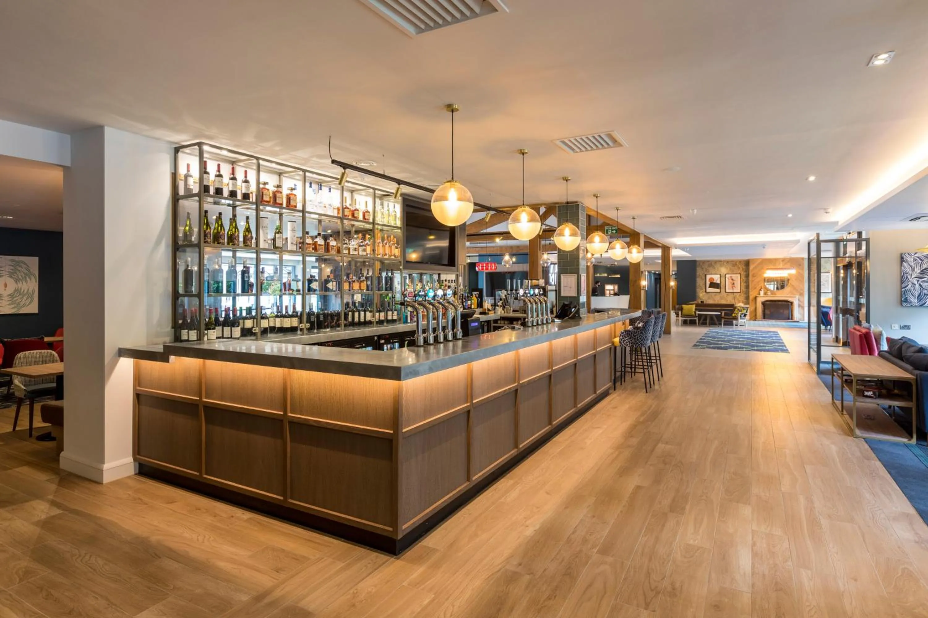 Lounge or bar in Holiday Inn Cambridge by IHG