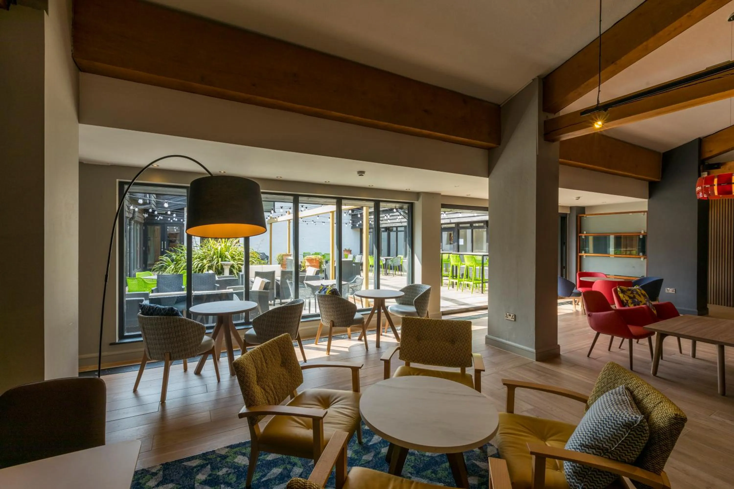 Lounge or bar in Holiday Inn Cambridge by IHG
